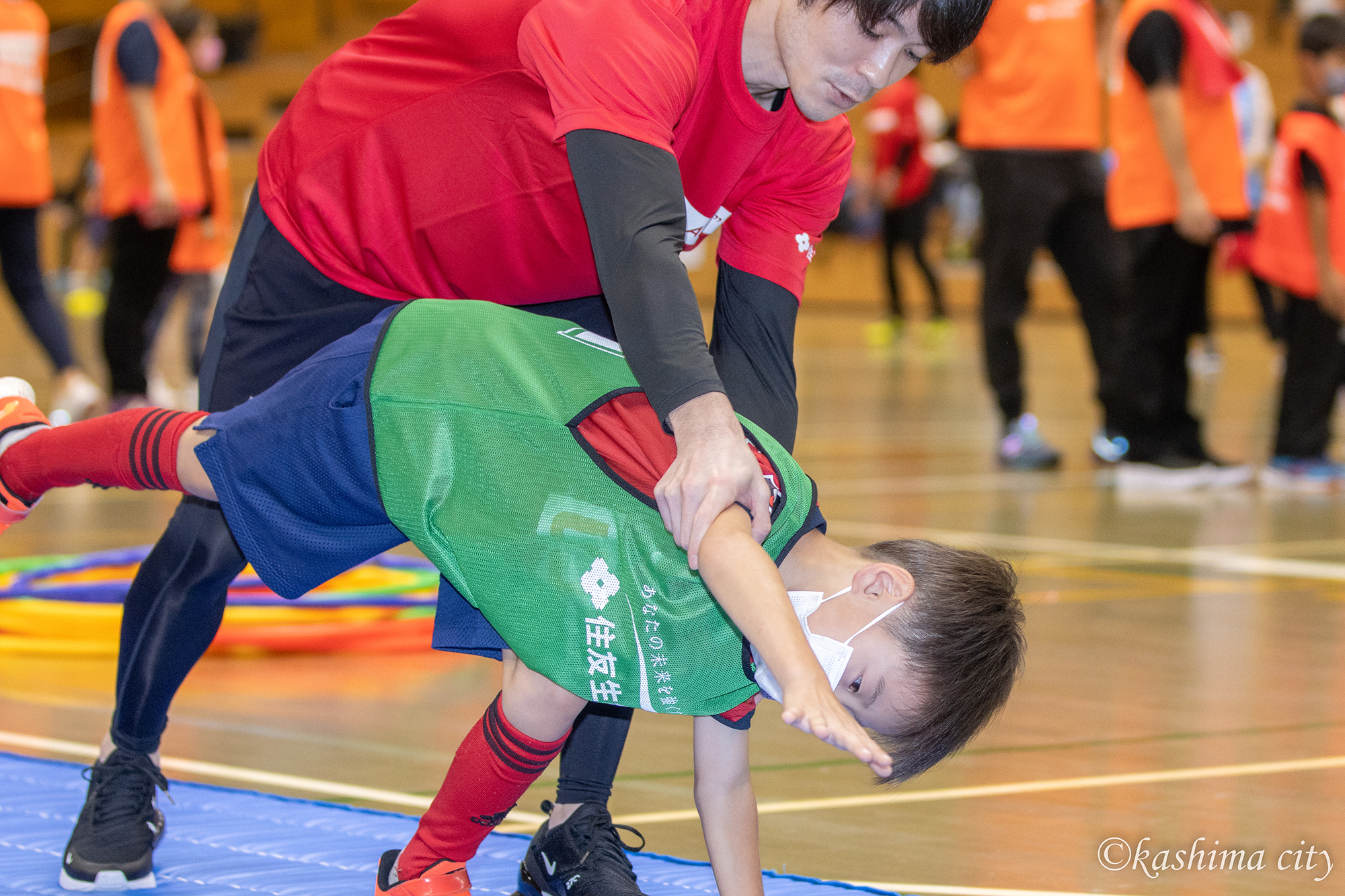 側転を補助する内村さん