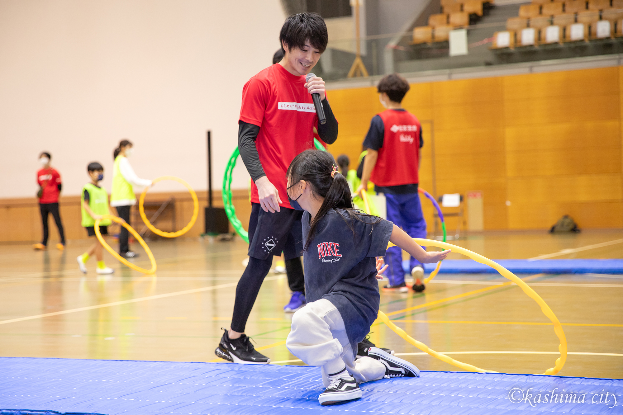 フラフープを潜り抜けて喜ぶ女の子と内村さん