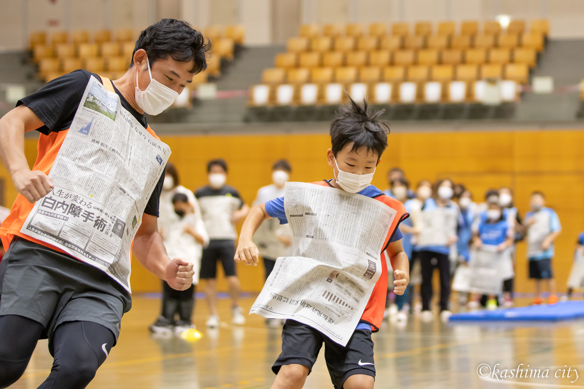 新聞紙リレー　男の子とお父さん