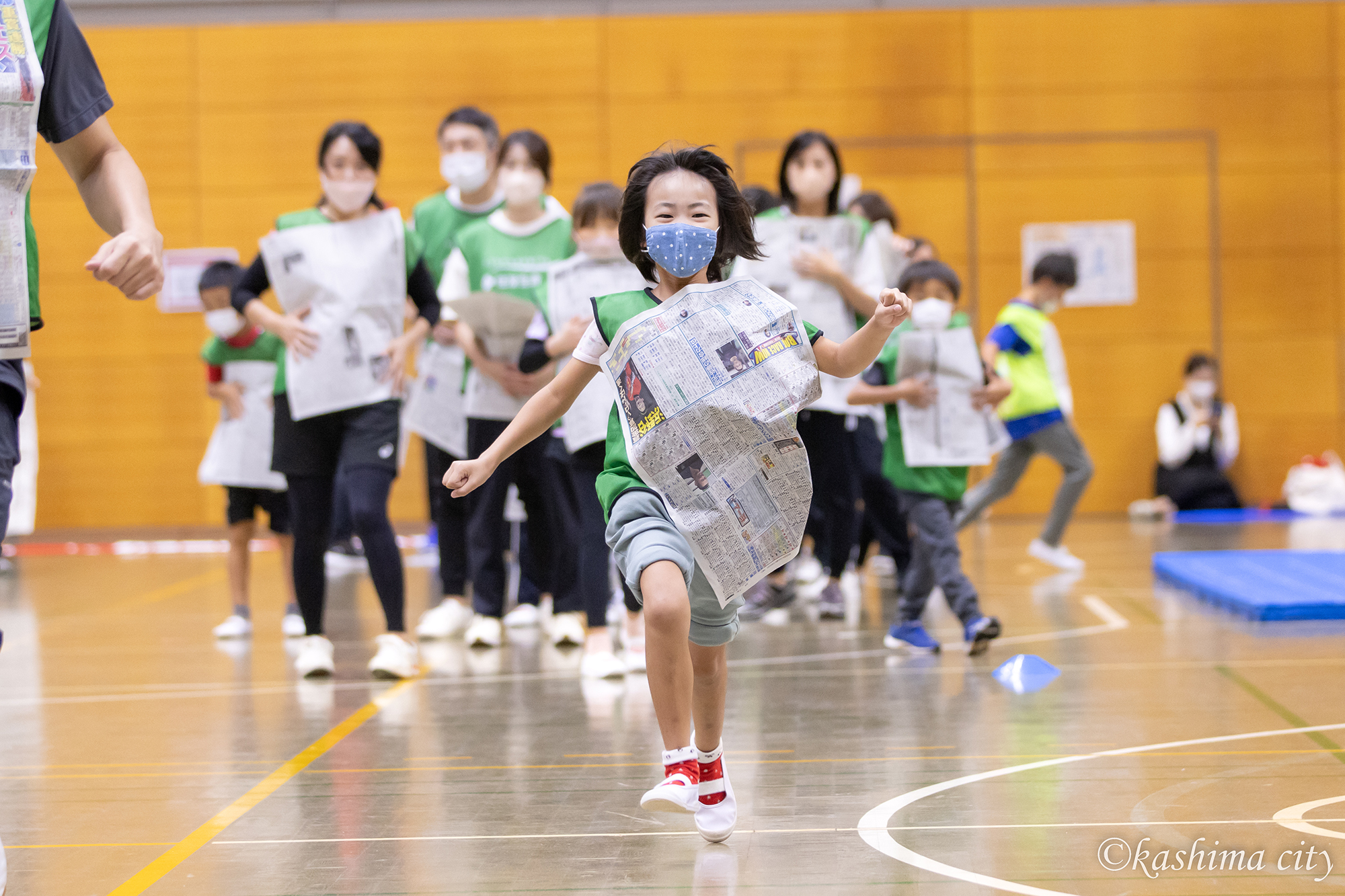 新聞紙リレー　女の子2