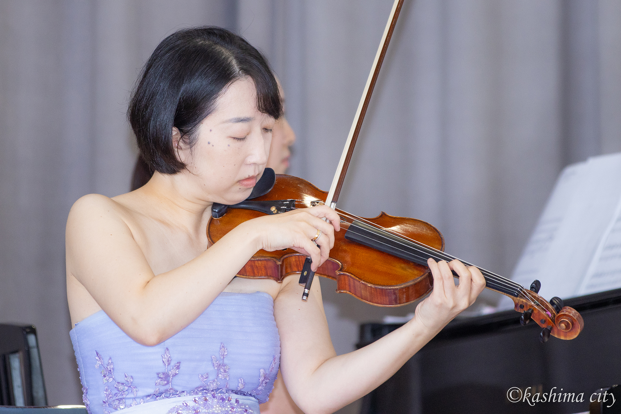 生演奏する荒井さん