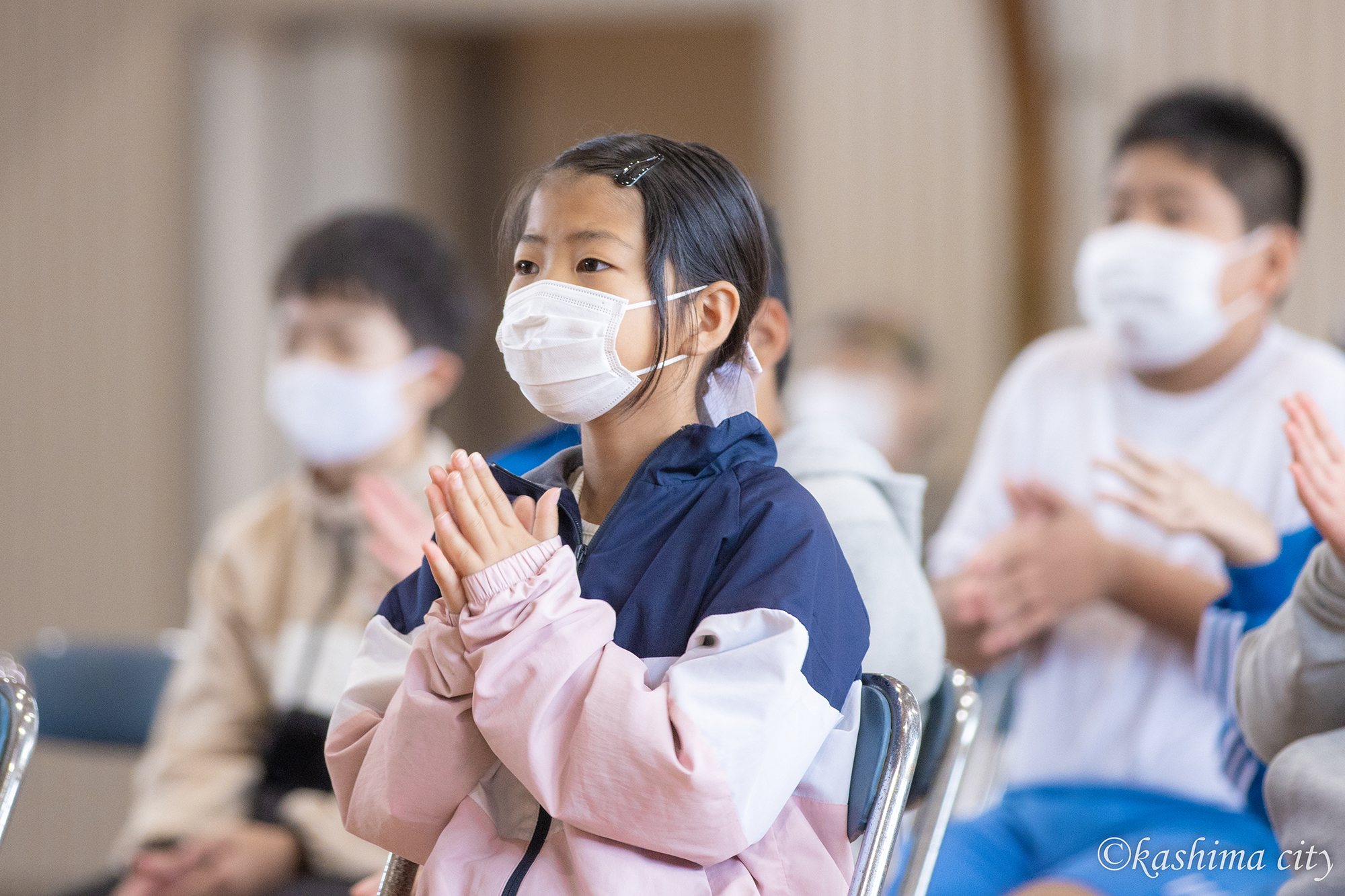 生演奏を聴き、拍手をする児童