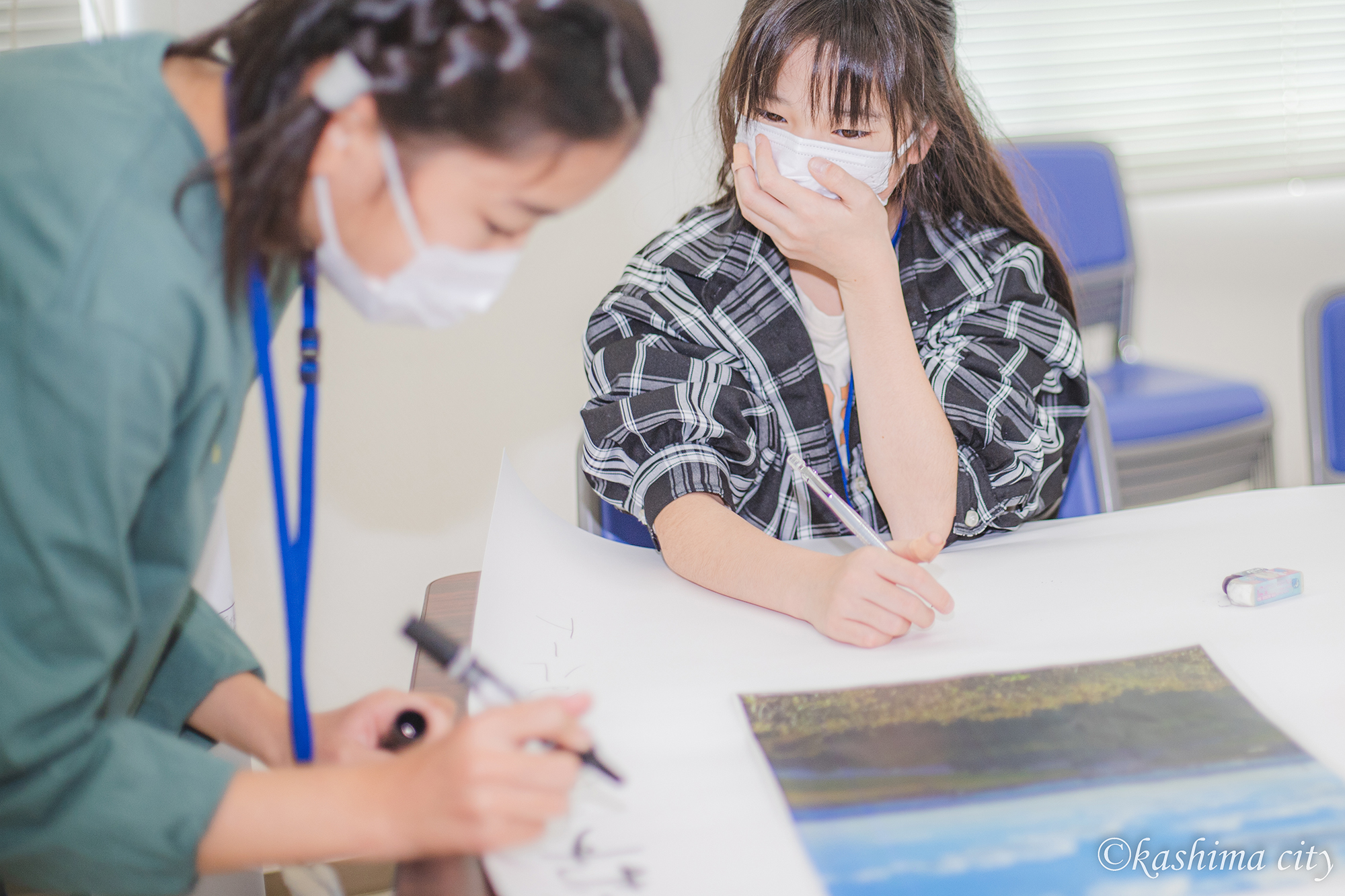 紙面づくりに取り組む女児童