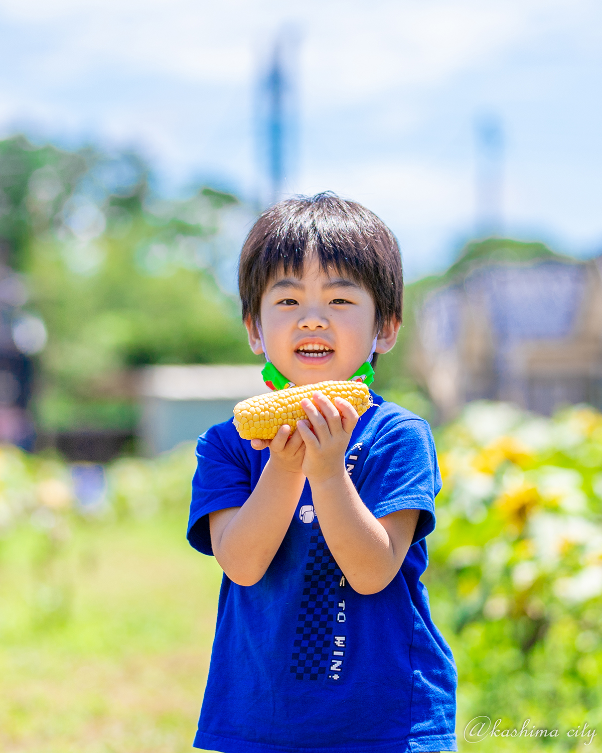 トウモロコシを持った男の子