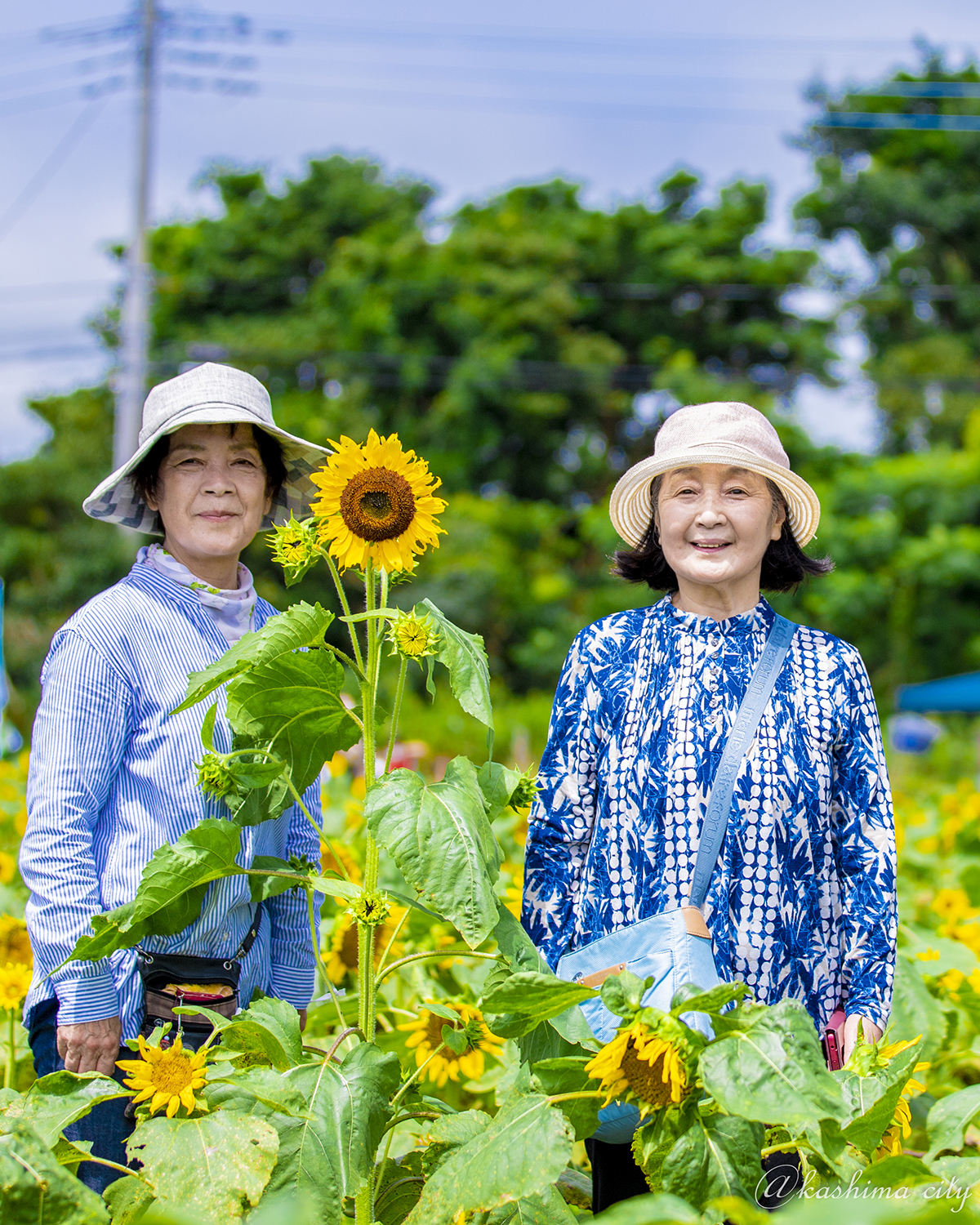 記念撮影する女性