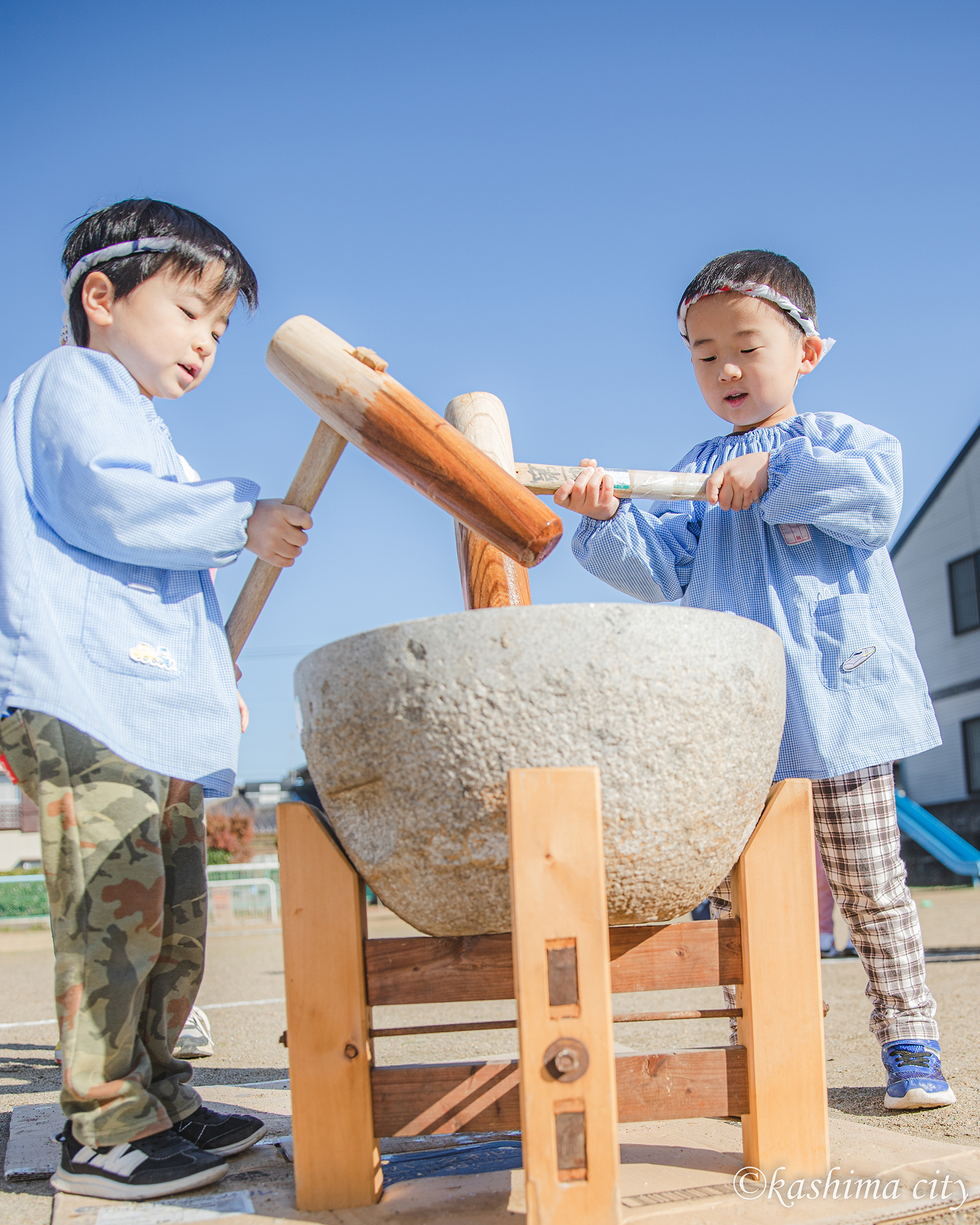 三笠幼稚園　お餅つき大会　男の子たち