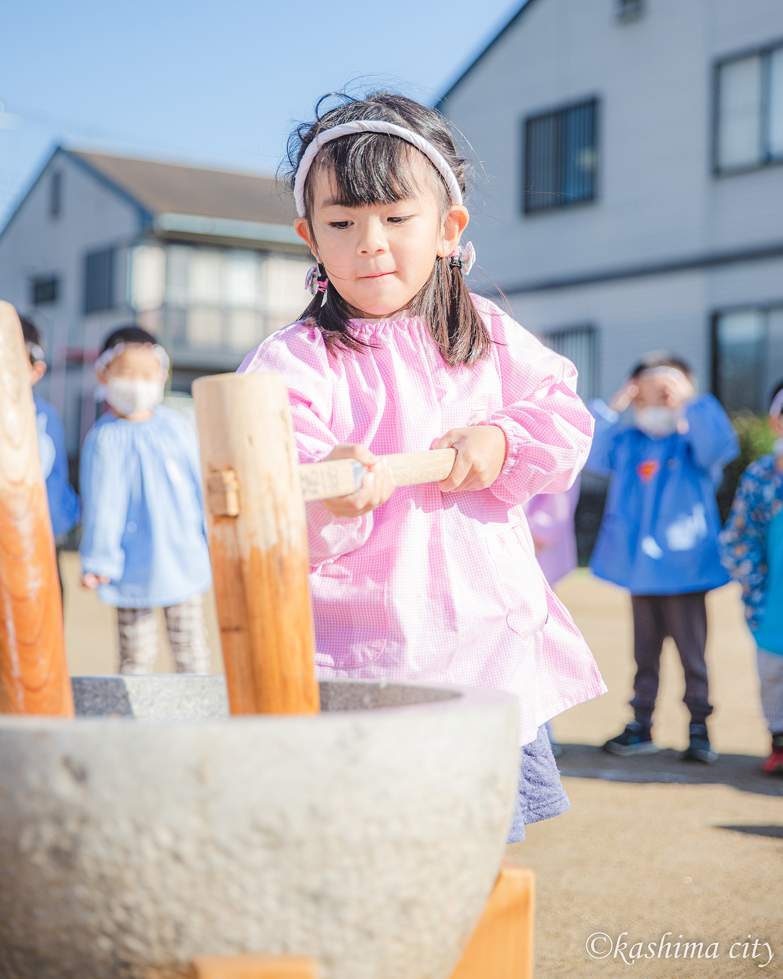 三笠幼稚園　お餅つき大会　女の子