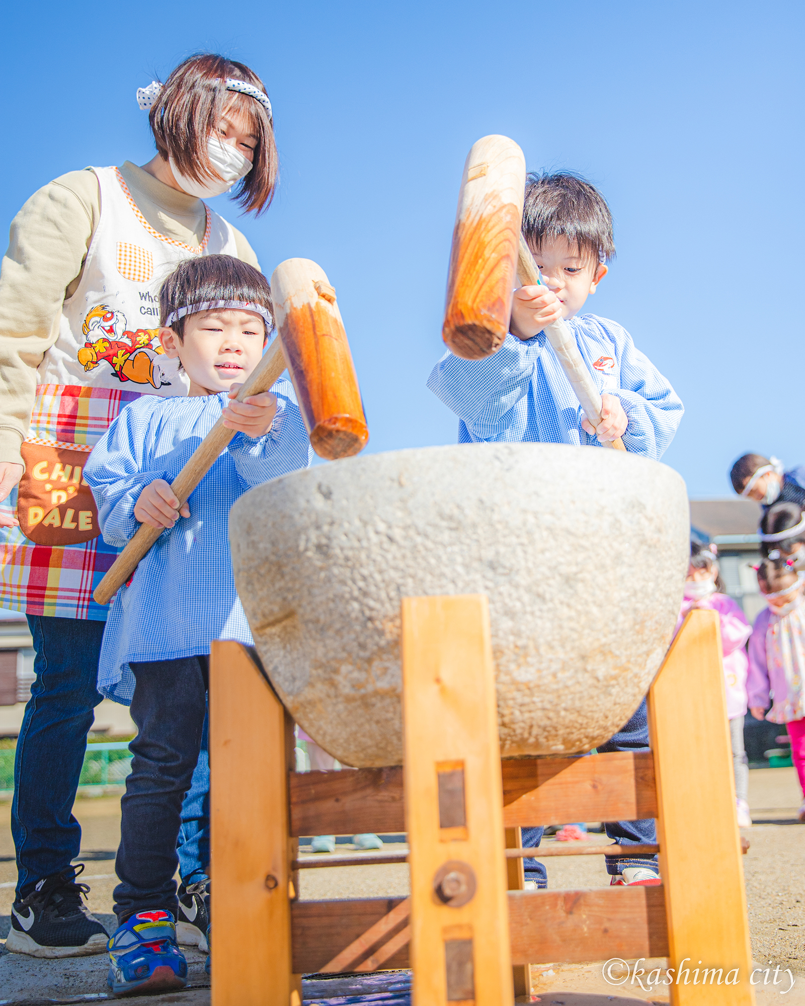 三笠幼稚園　お餅つき大会　先生も応援しています