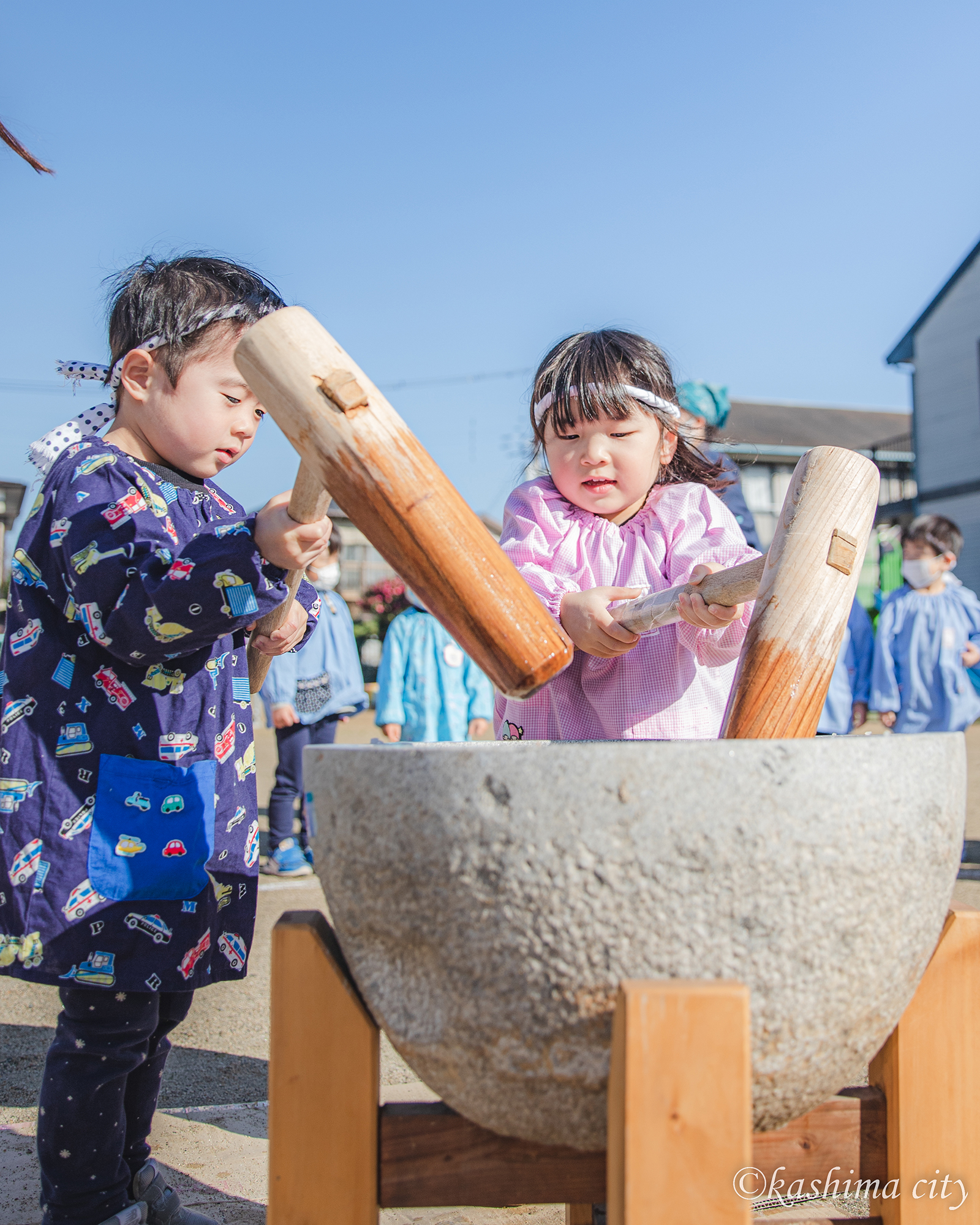 三笠幼稚園　お餅つき大会　一生懸命お餅をつく園児