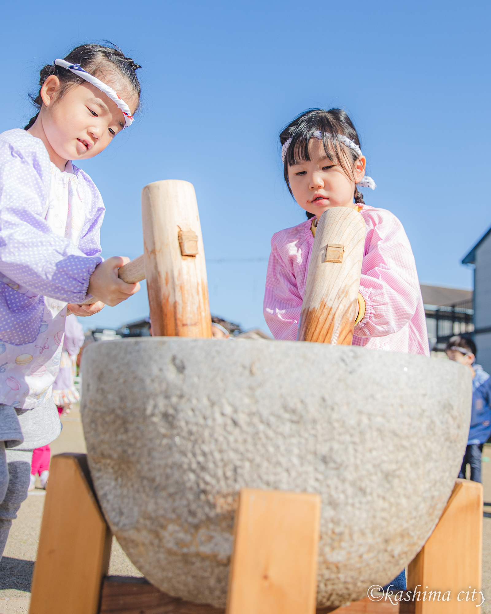 三笠幼稚園　お餅つき大会　女の子たち