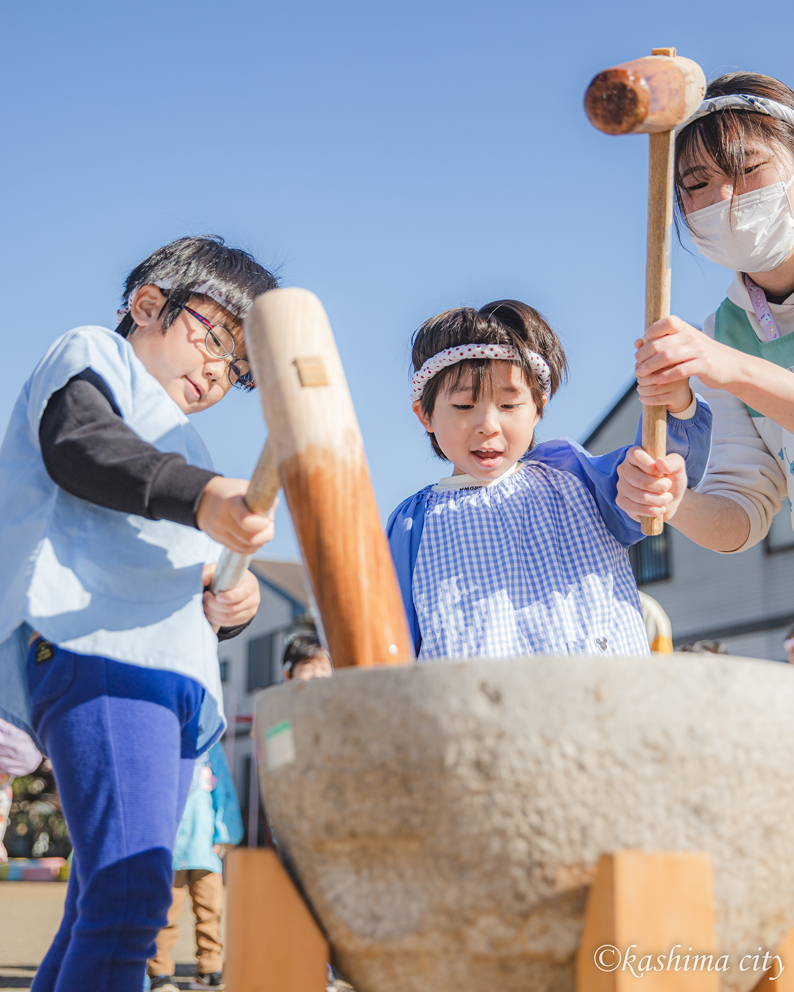 三笠幼稚園　お餅つき大会　先生も杵を持ってお手伝いしていました