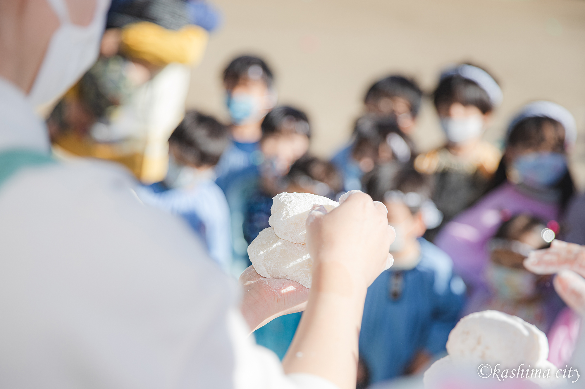 つき終わった餅は先生達が鏡餅にします