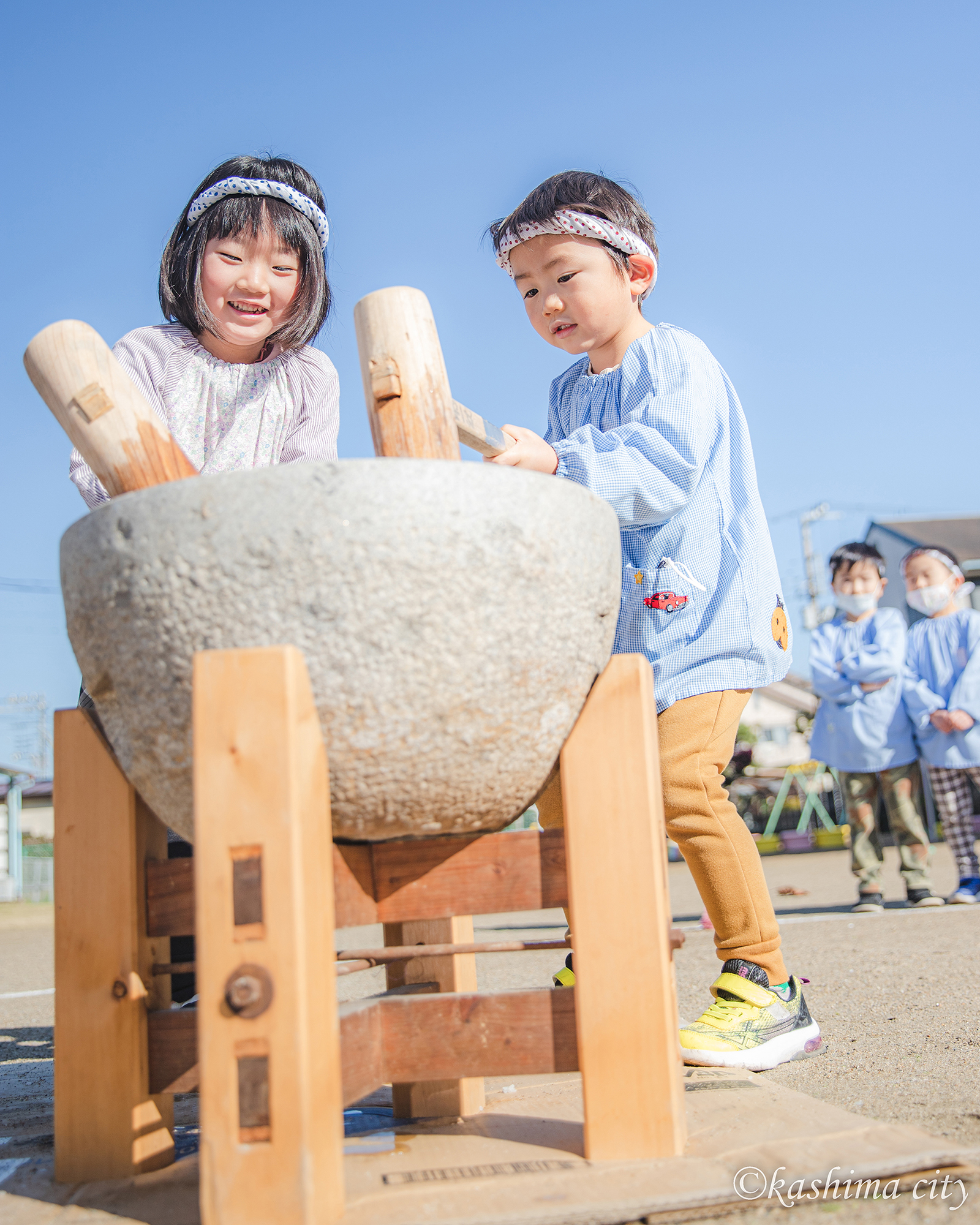 三笠幼稚園で元気いっぱいおもちつき