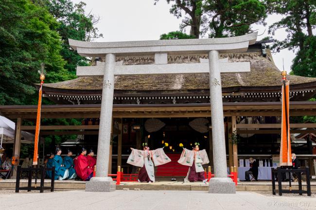 拝殿前で神楽「悠久の舞」が奉奏