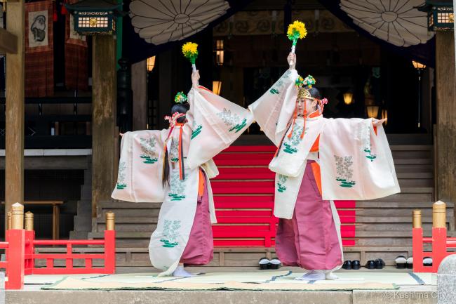 拝殿前で神楽「悠久の舞」が奉奏