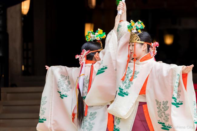 拝殿前で神楽「悠久の舞」が奉奏