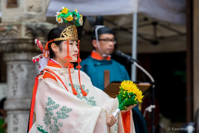 拝殿前で神楽「悠久の舞」が奉奏