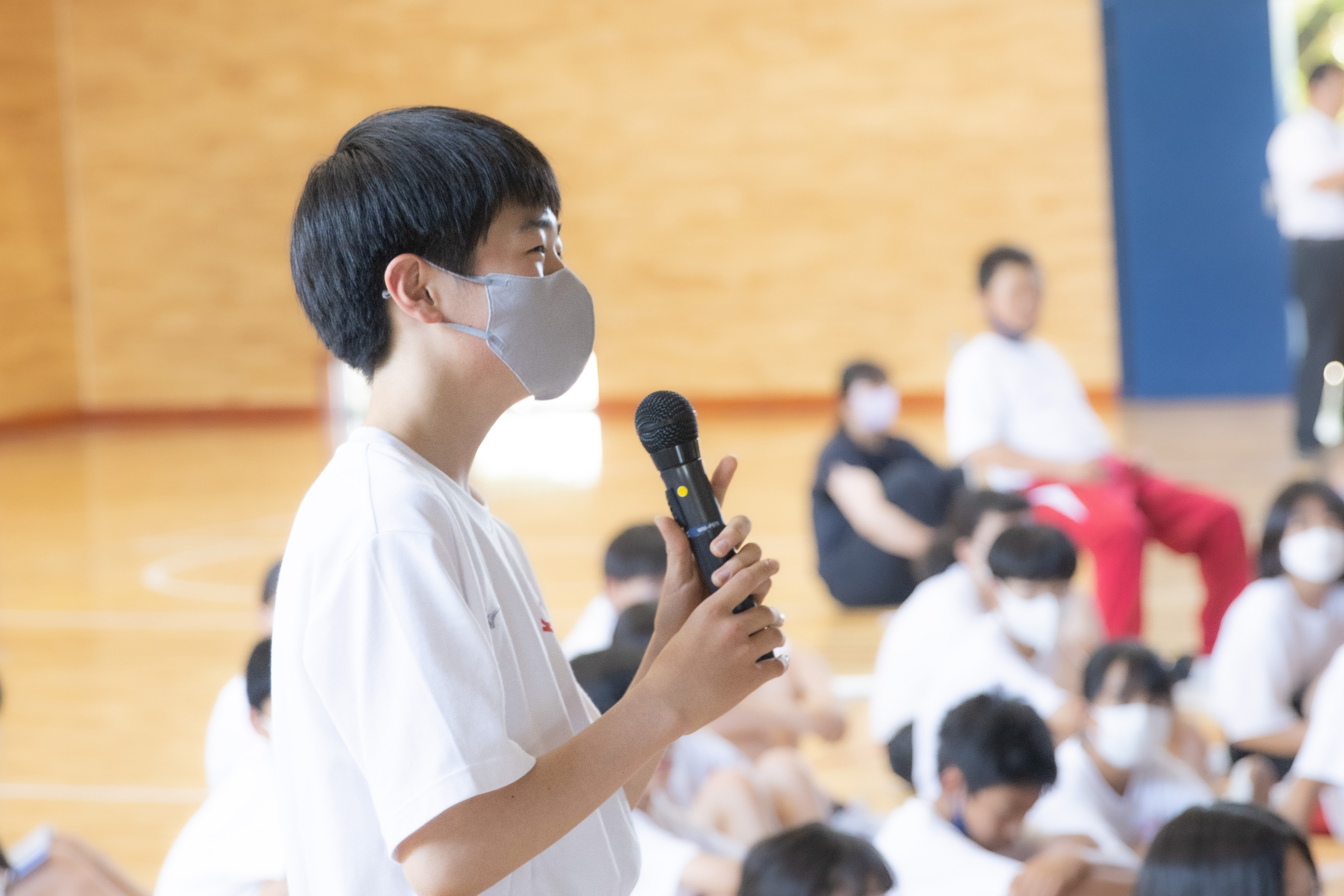 質問をする男子生徒