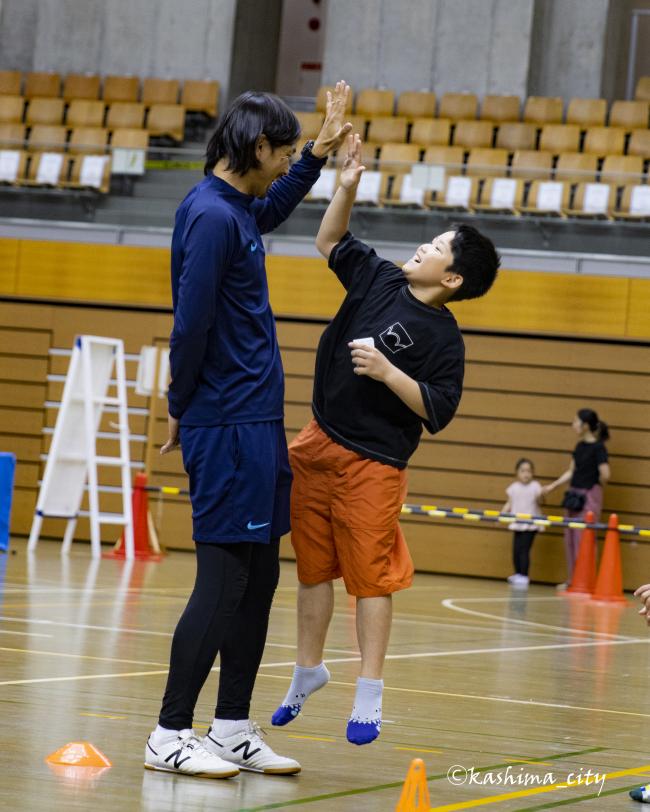 鈴木隆行さんとハイタッチする子ども