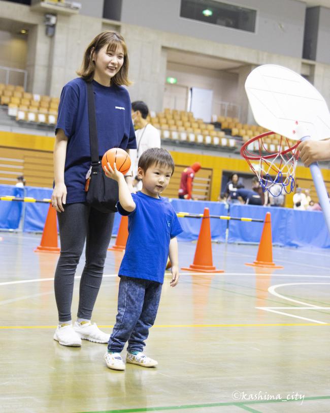 ミニバスケットゴールにチャレンジする子ども