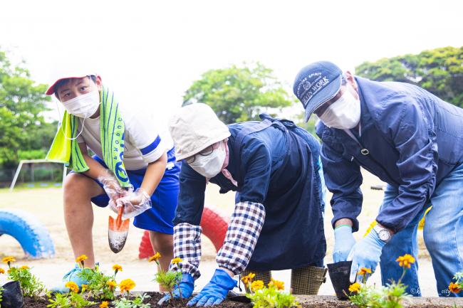 小学生と地域の方々で花植え②（大同東小）