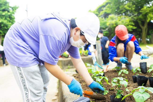 小学生と地域の方々で花植え③（大同東小）