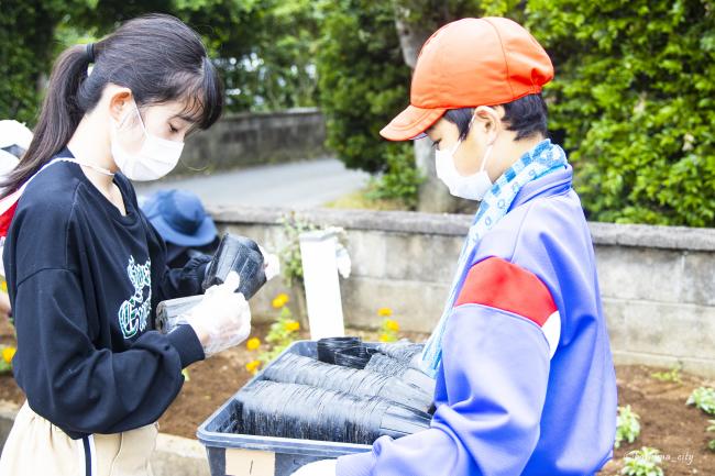 小学生と地域の方々で花植え⑤（大同東小）