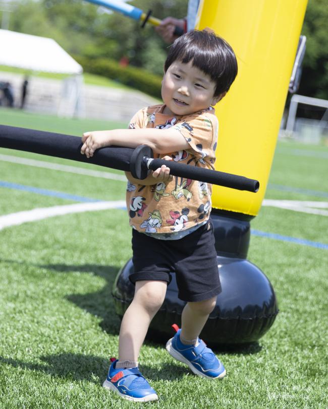 スポーツチャンバラの練習をする子ども