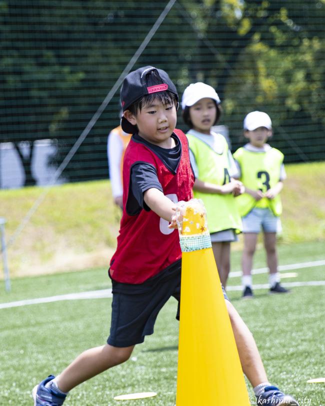 スポーツ鬼ごっこでポイントをとる子ども