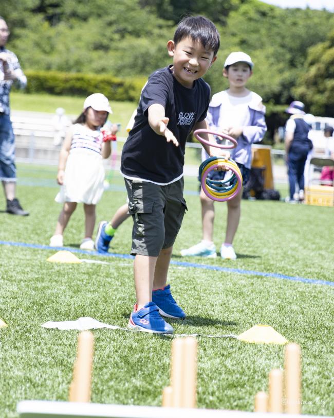 輪投げをする子ども