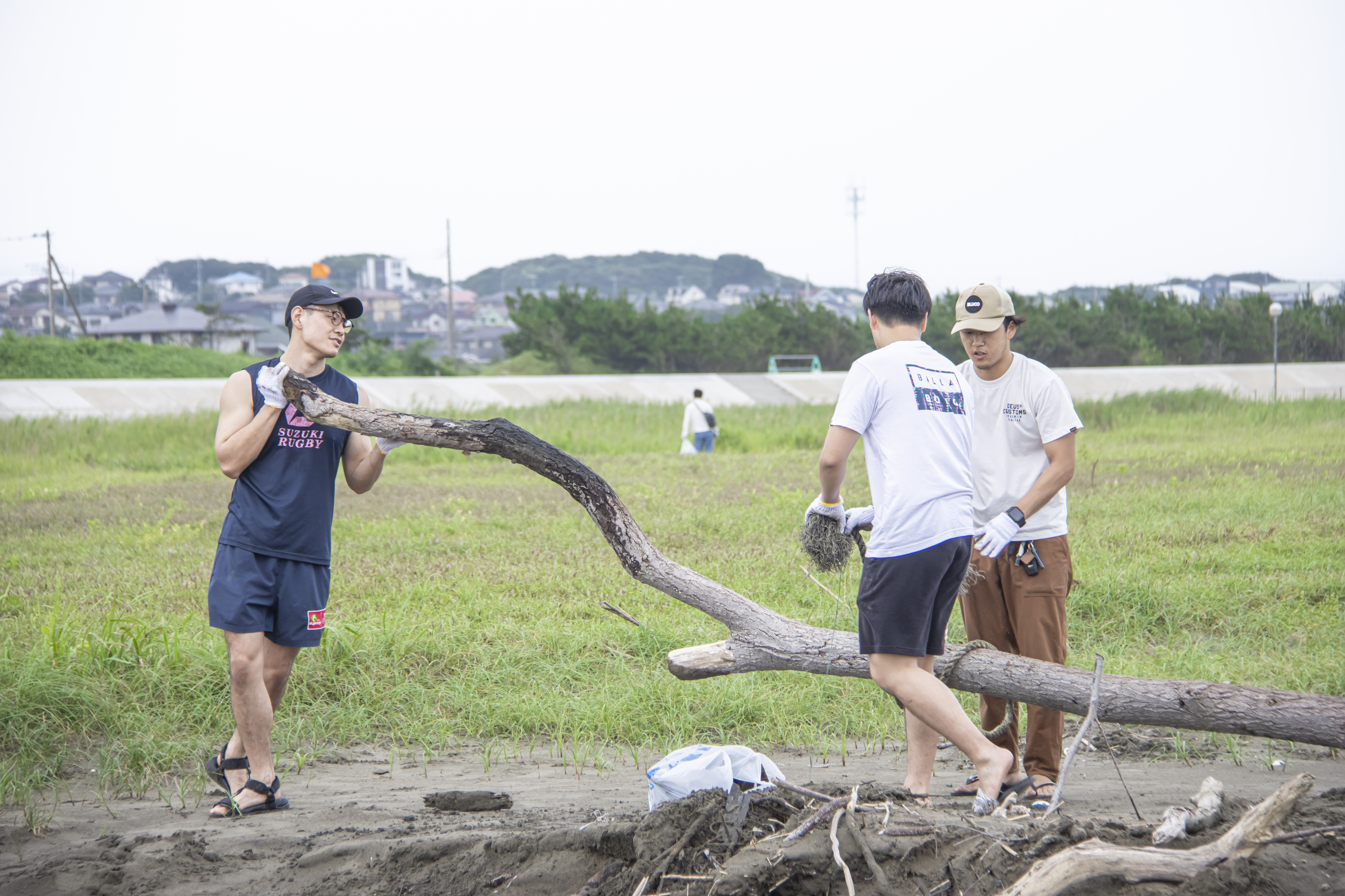 大きな流木をひろう方たち