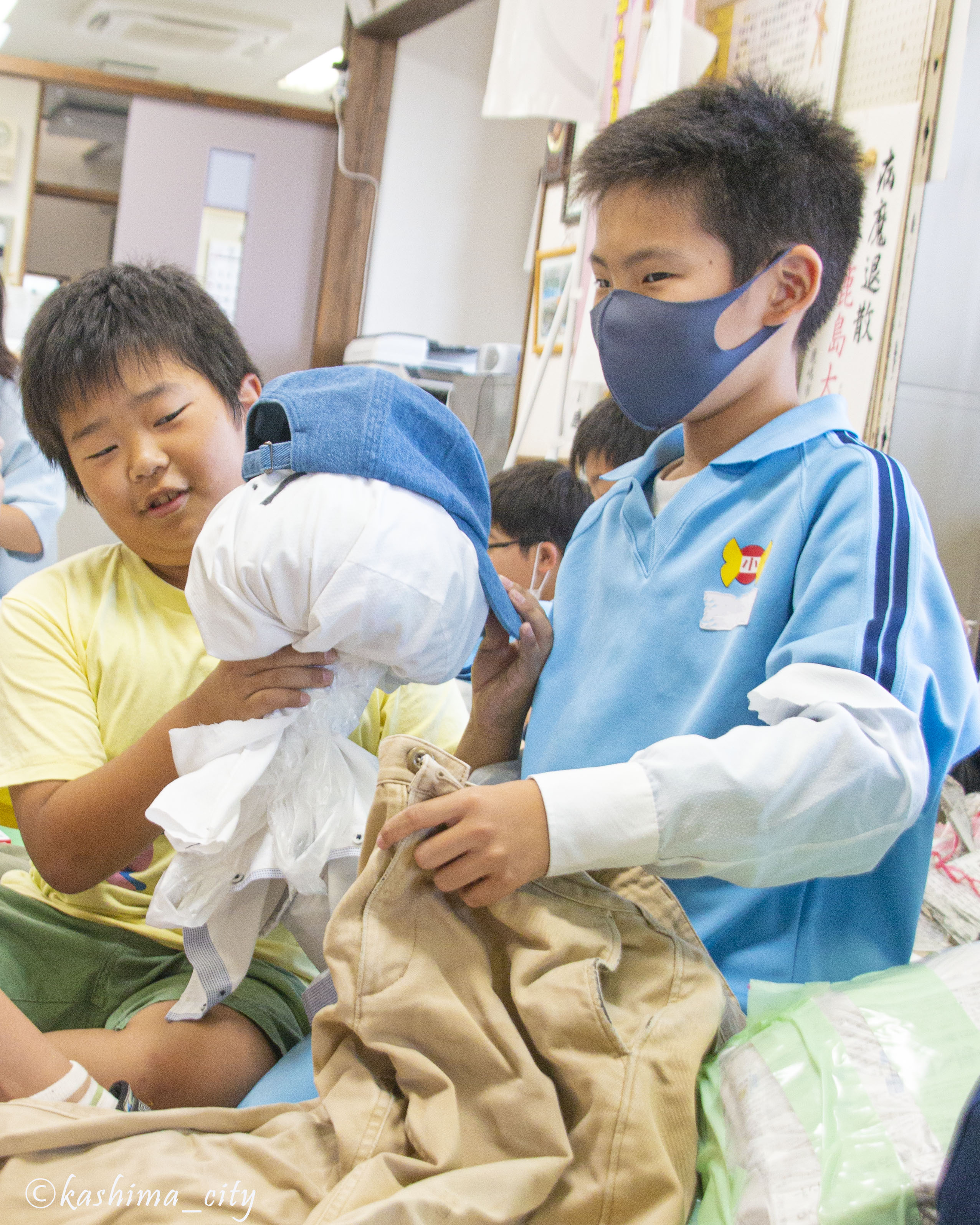 かかしの顔を整える子どもたち