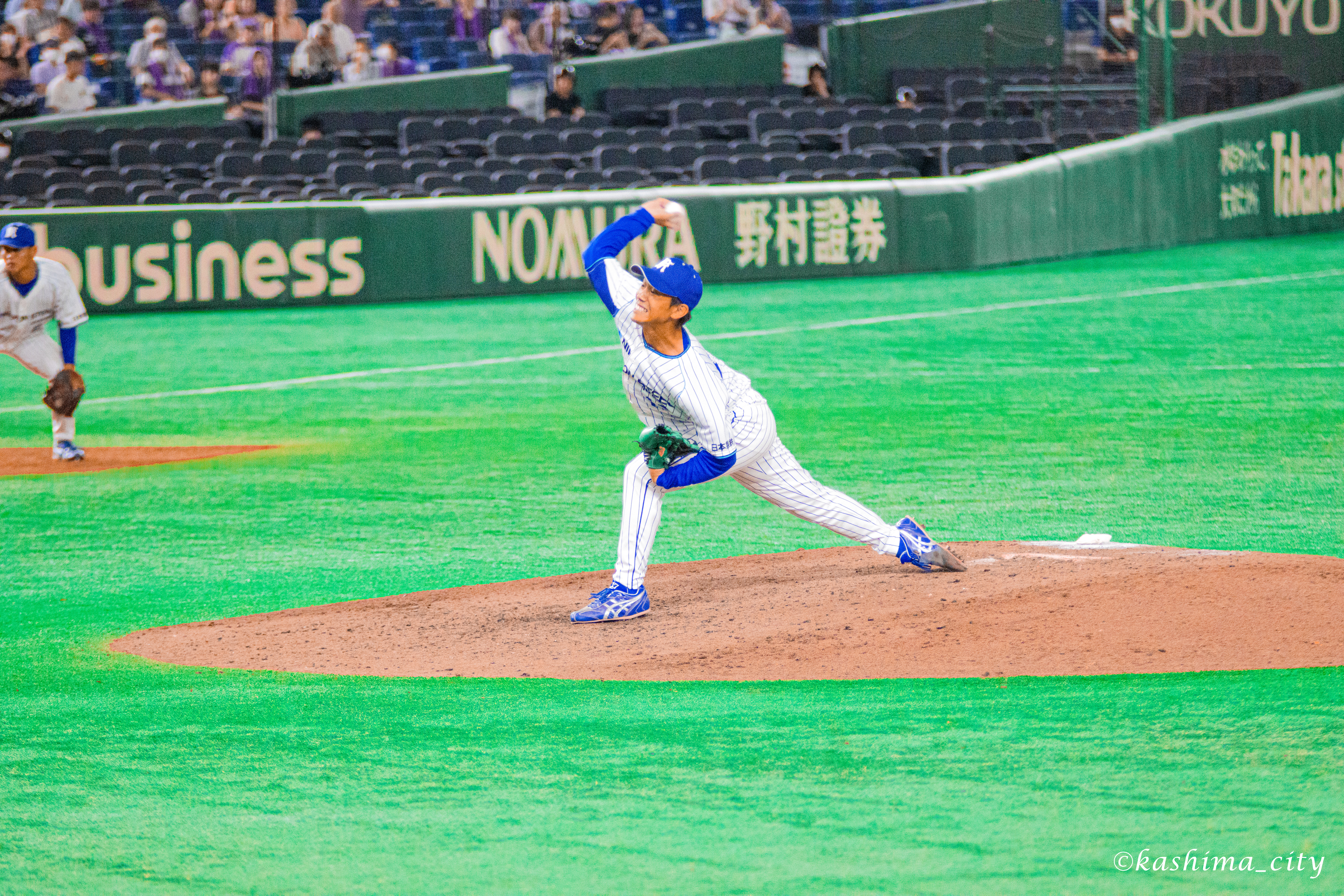ボールを投げる青野投手