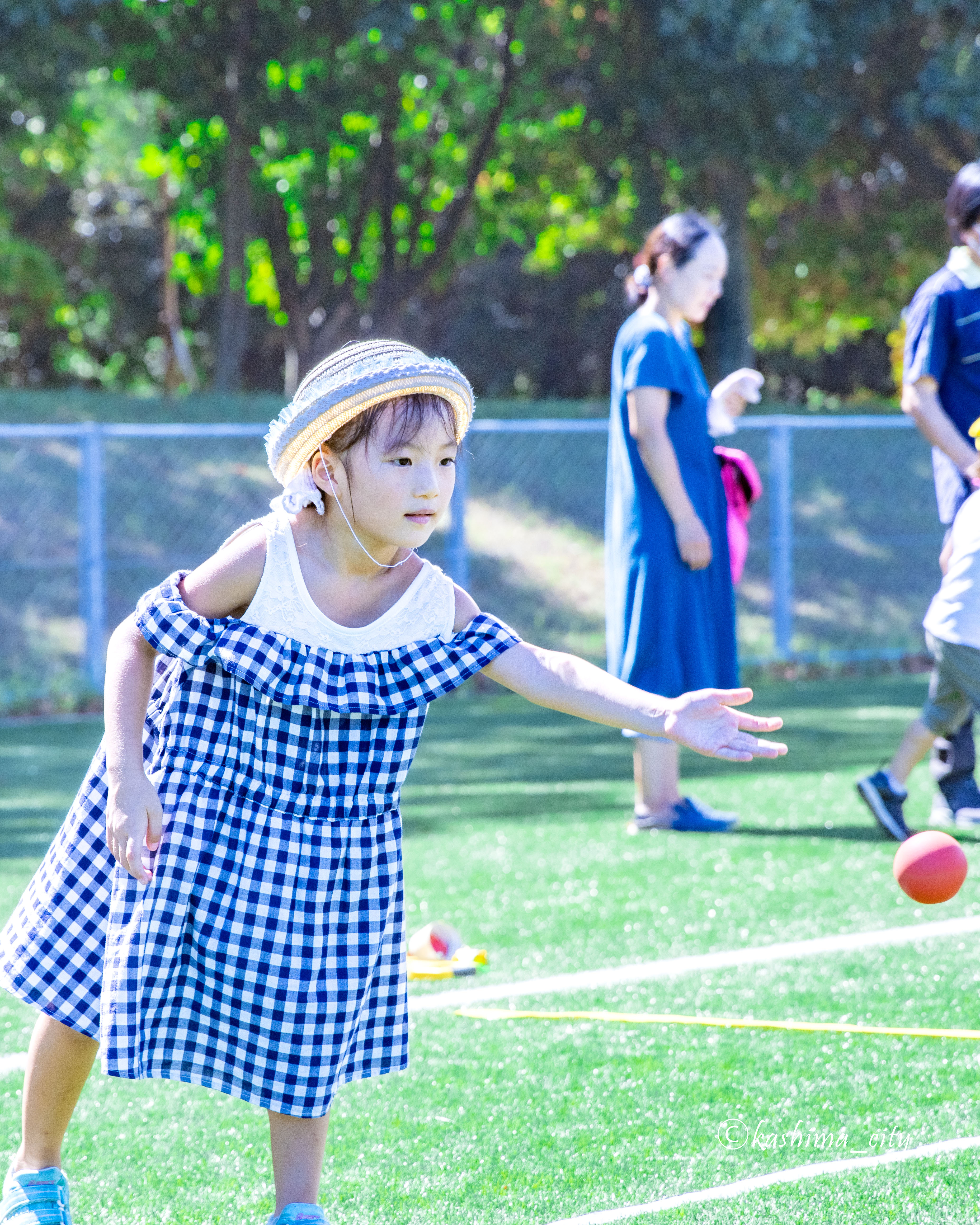 ボッチャをする子ども