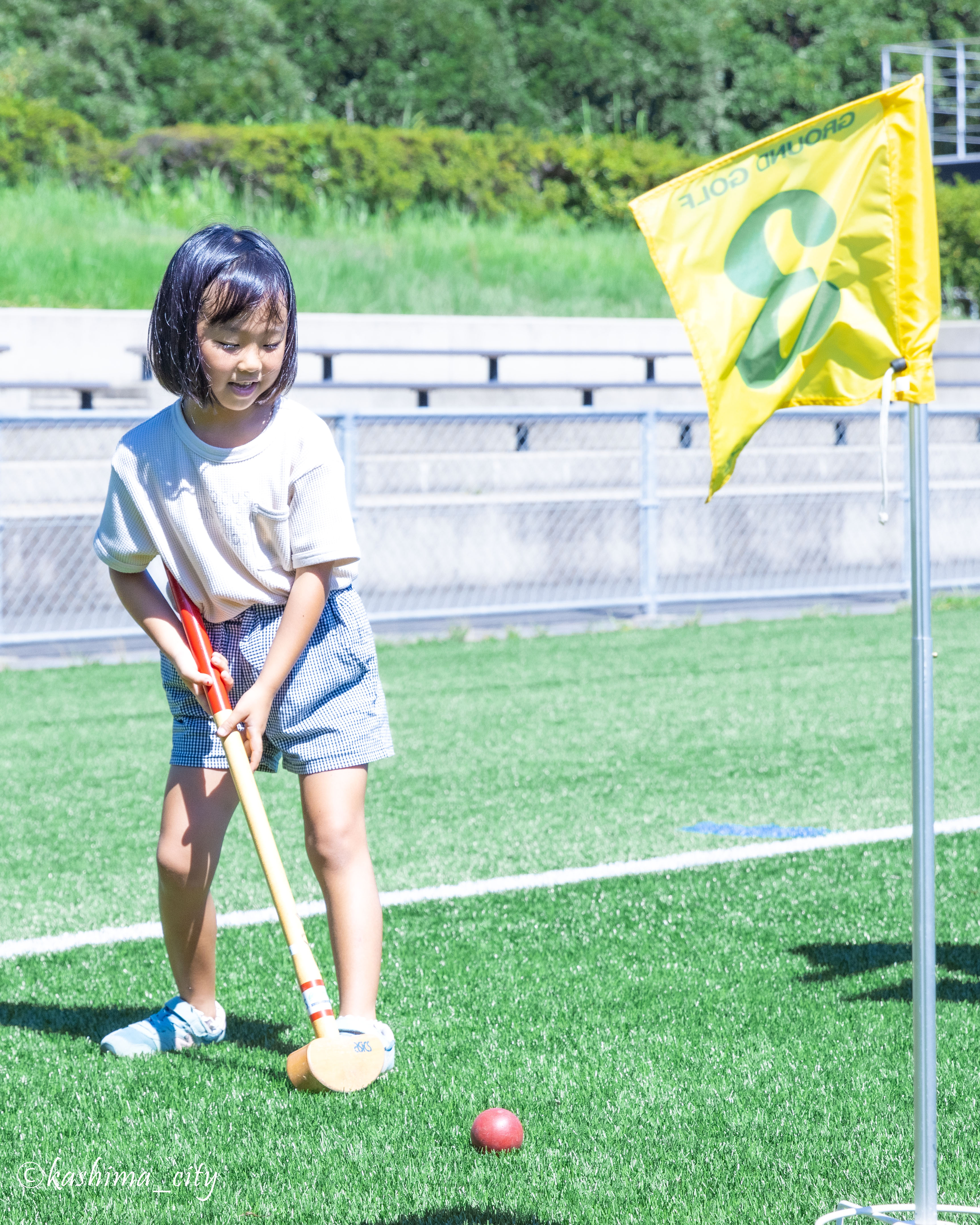 グランドゴルフをする子ども