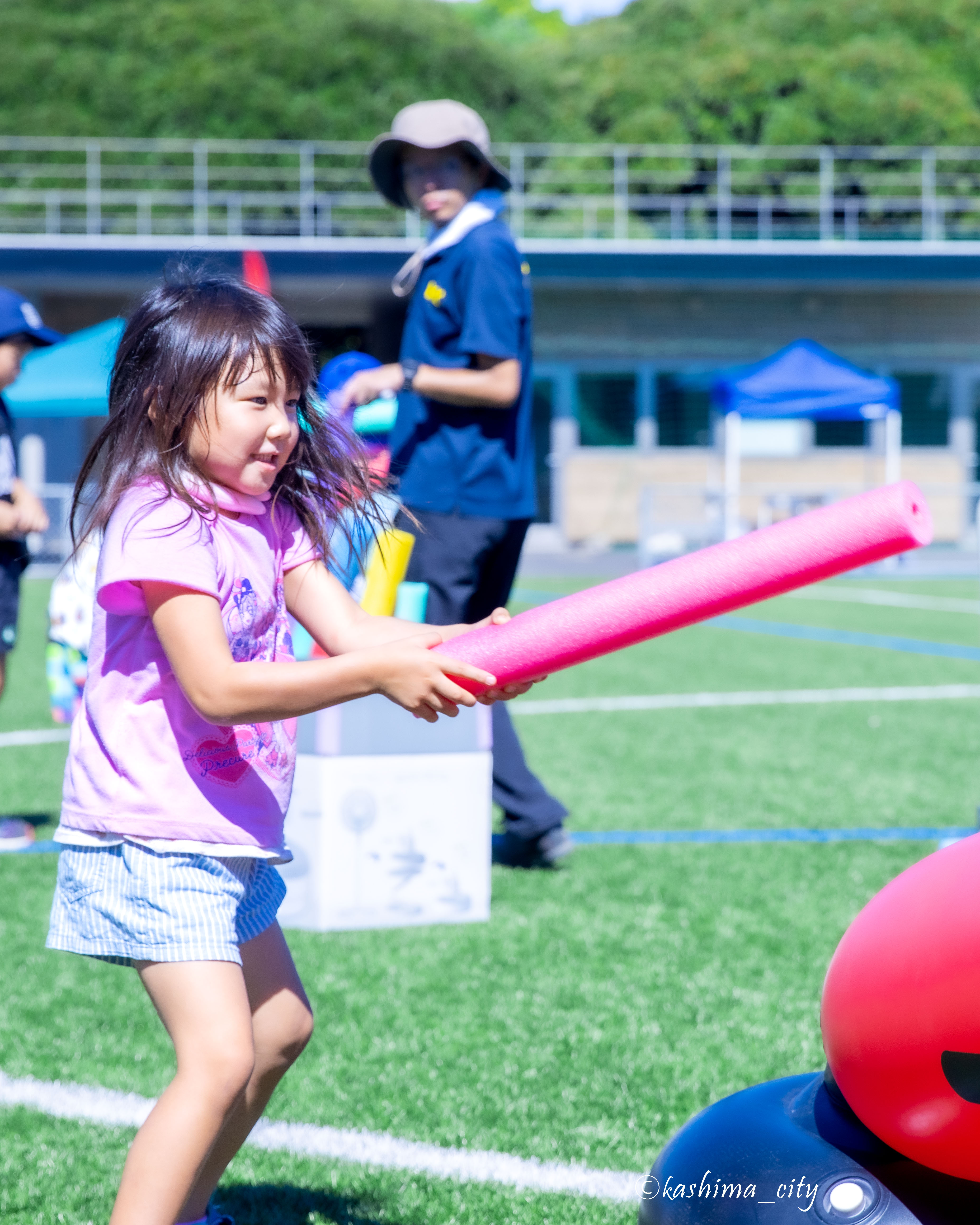 チャンバラをする子ども