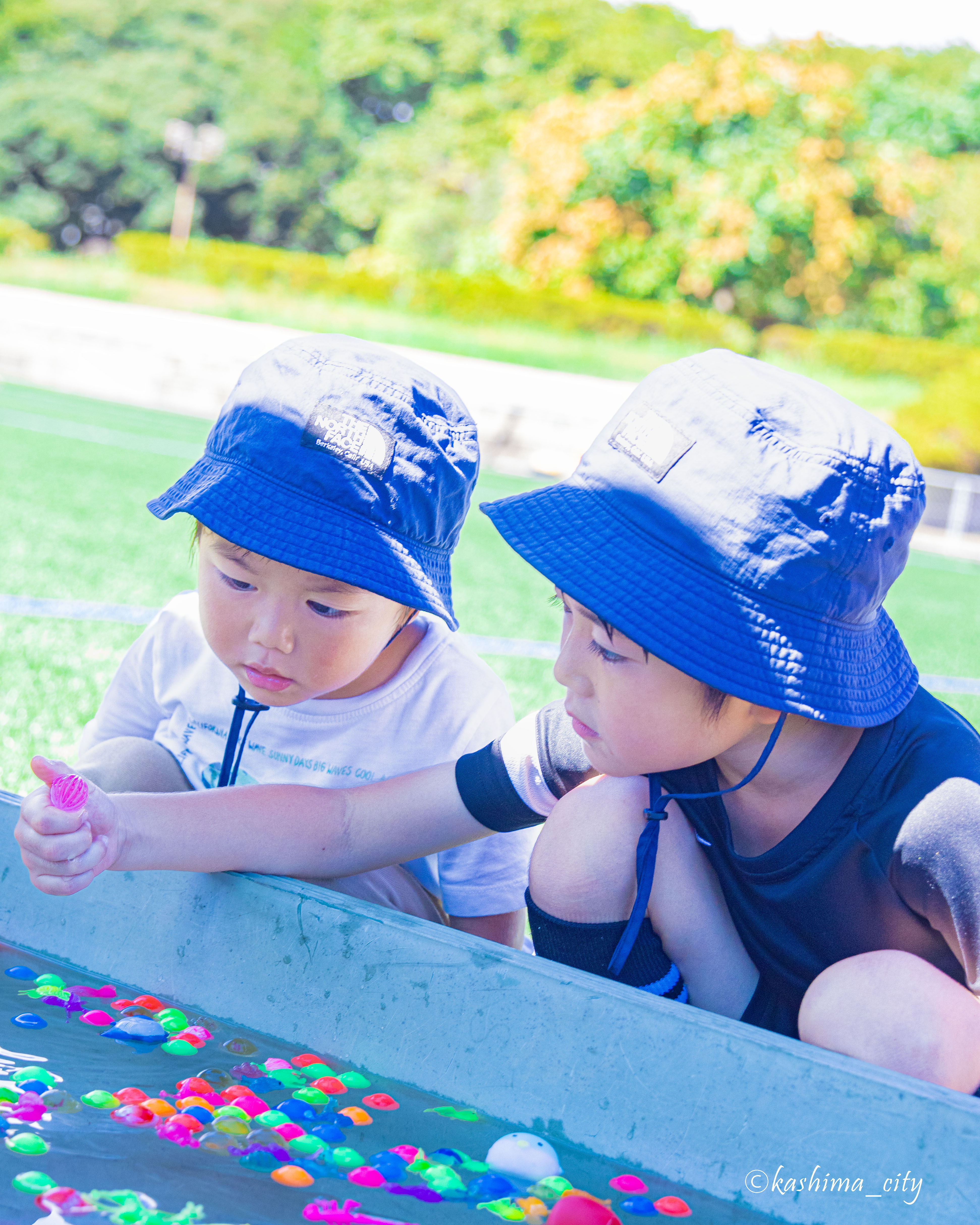 スーパーボールすくいをする子ども