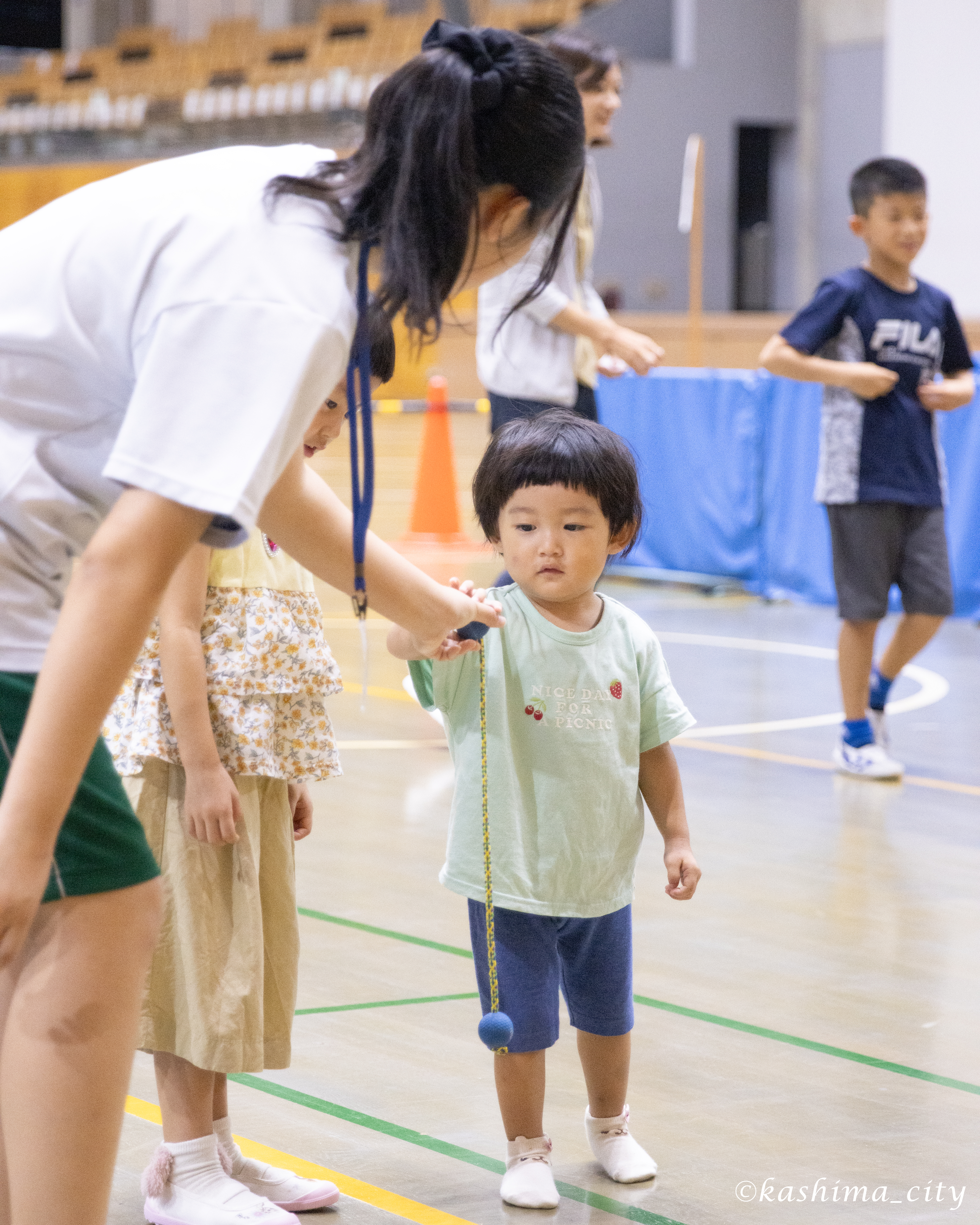 スポーツチャレンジコーナーを体験する幼児