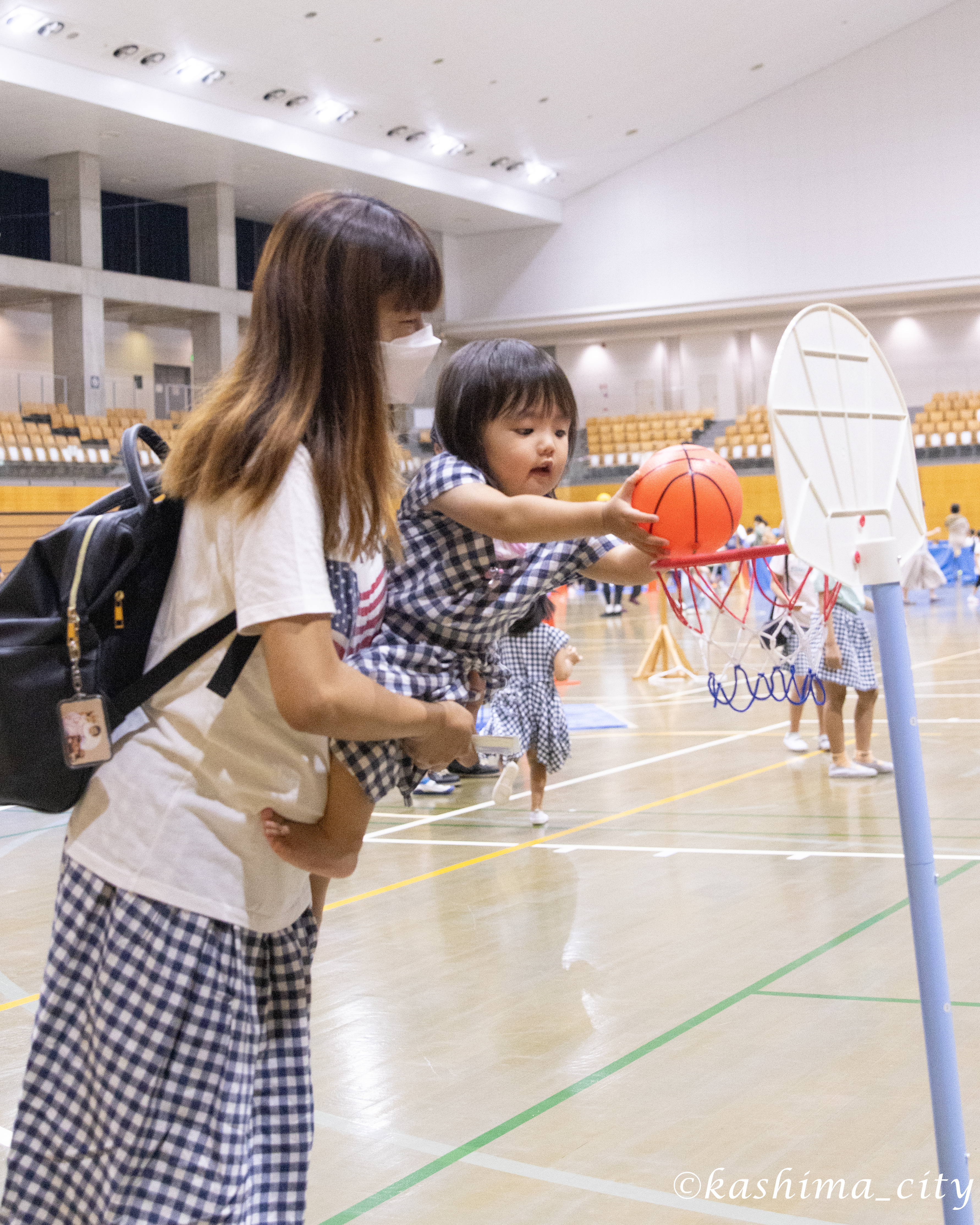 スポーツチャレンジコーナーを体験する幼児