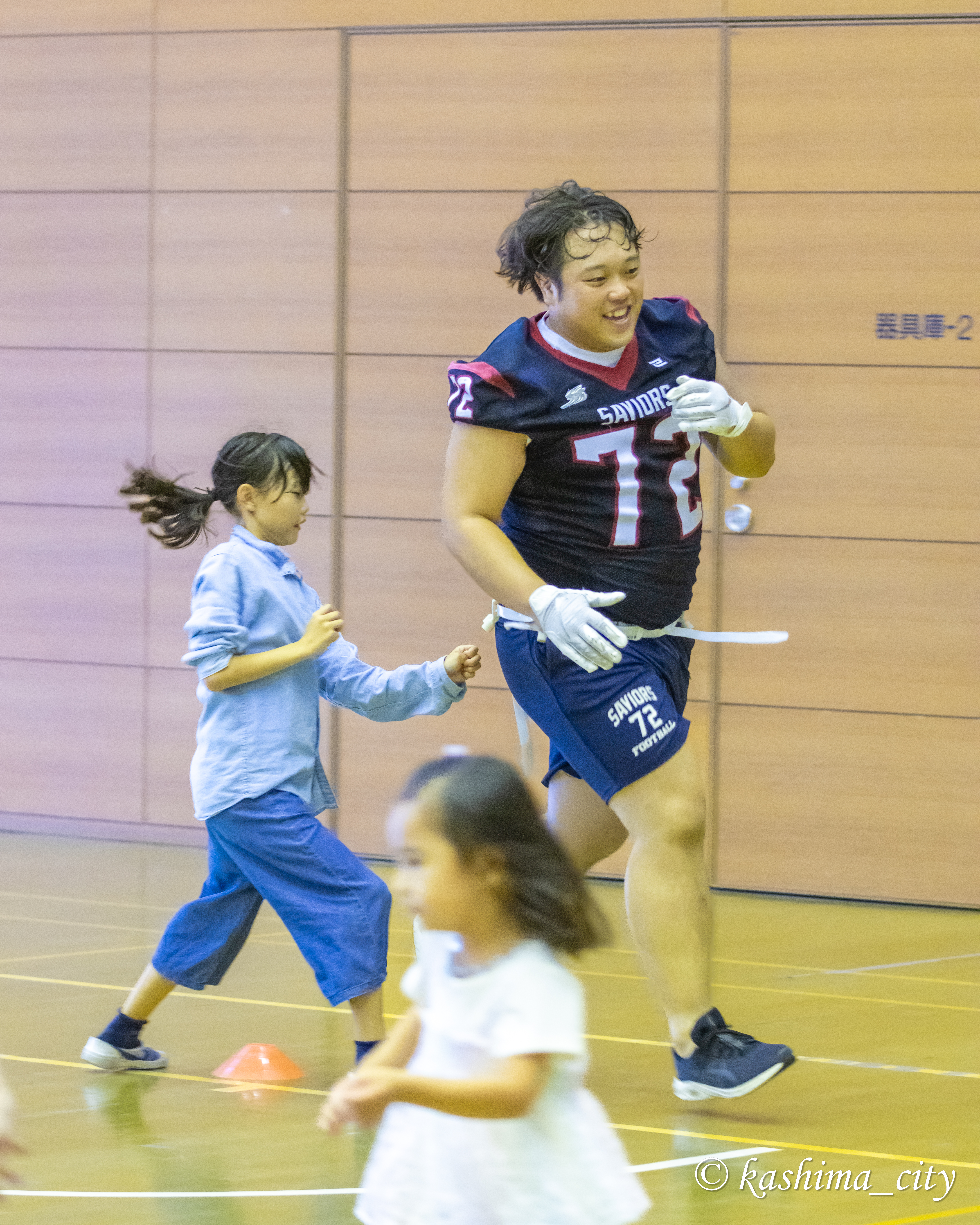 スポーツチャレンジコーナーを体験する小学生