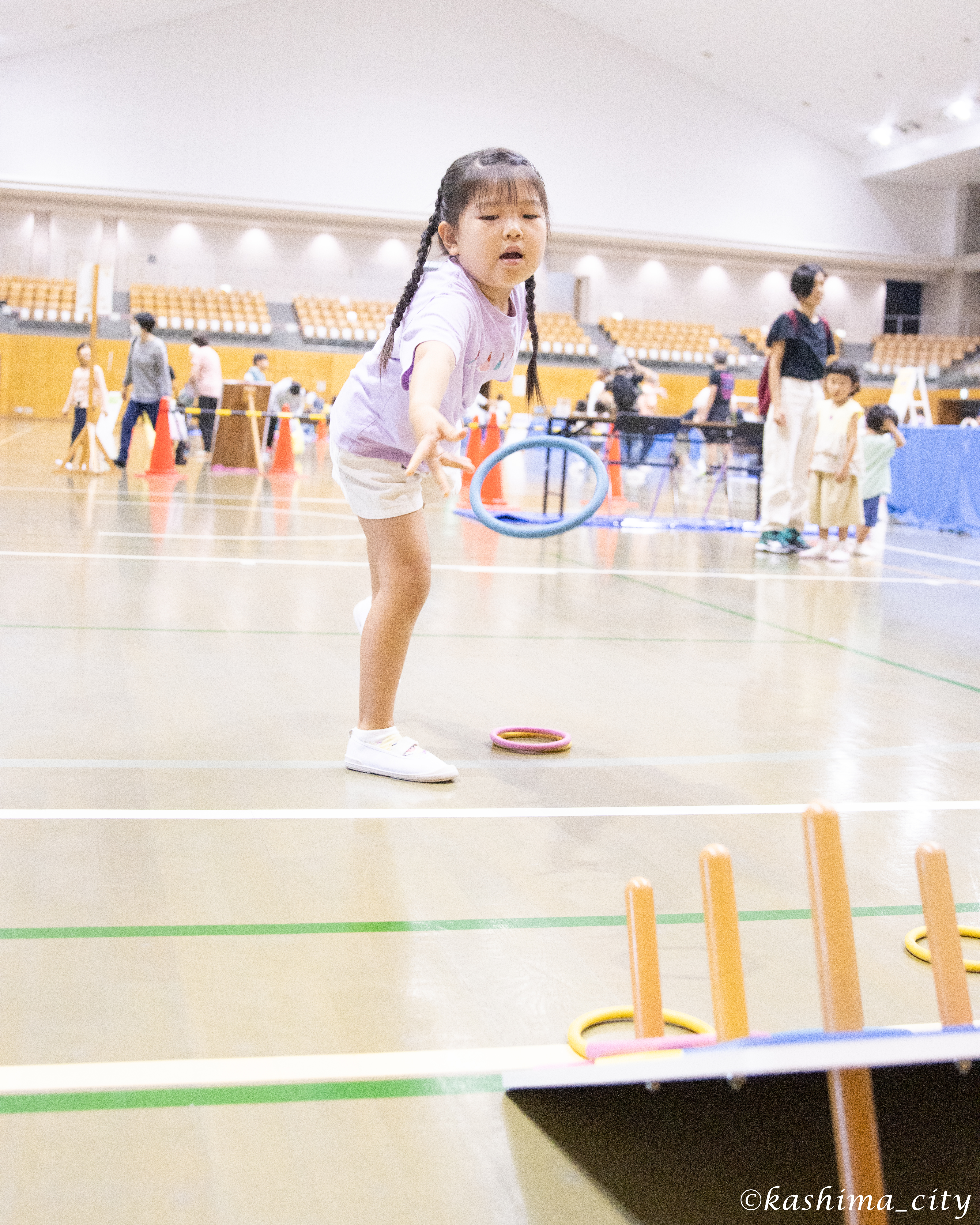 輪投げをする少女