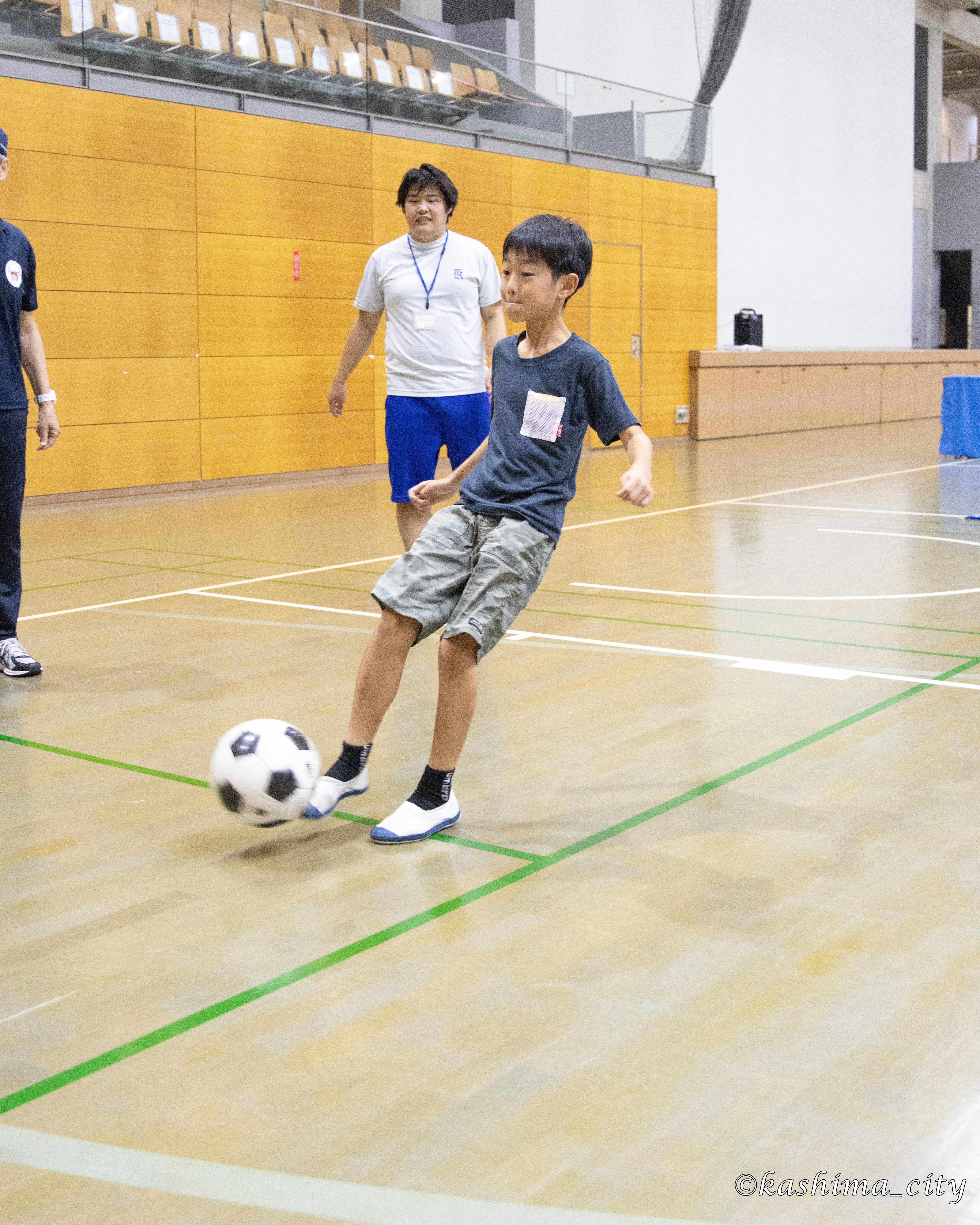 ボールを蹴る男子小学生