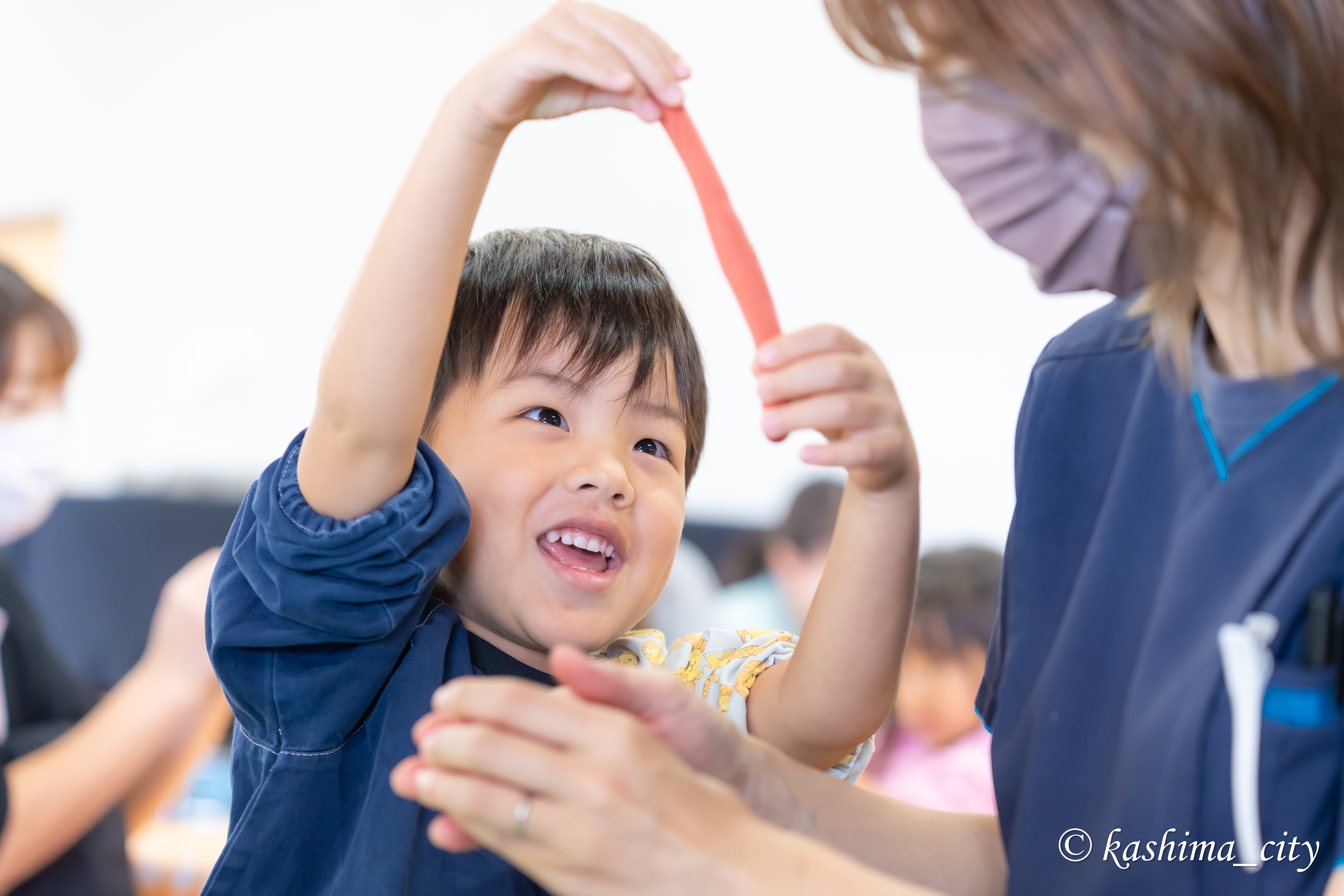 粘土をこねる男の子