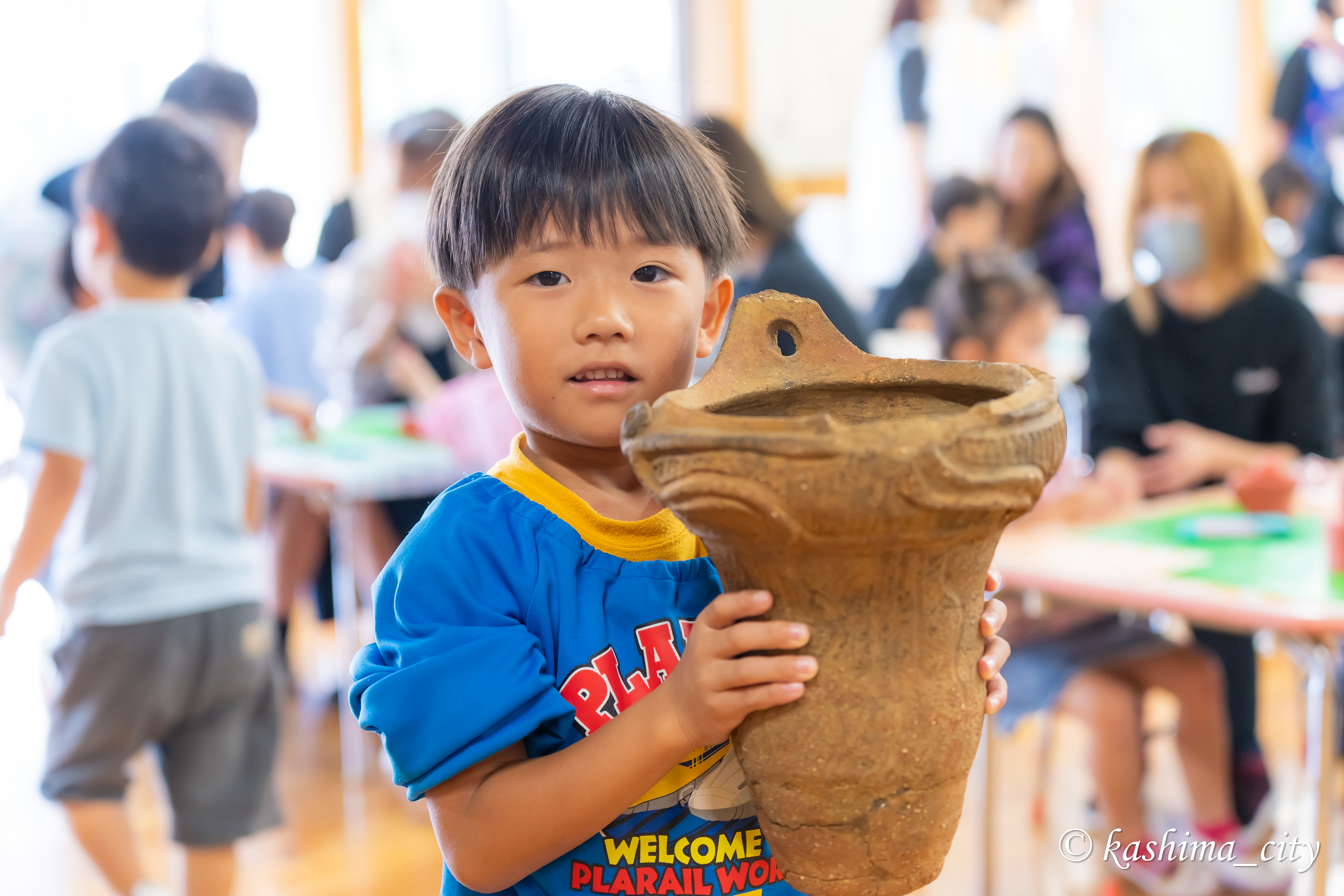 土器を持つ男の子