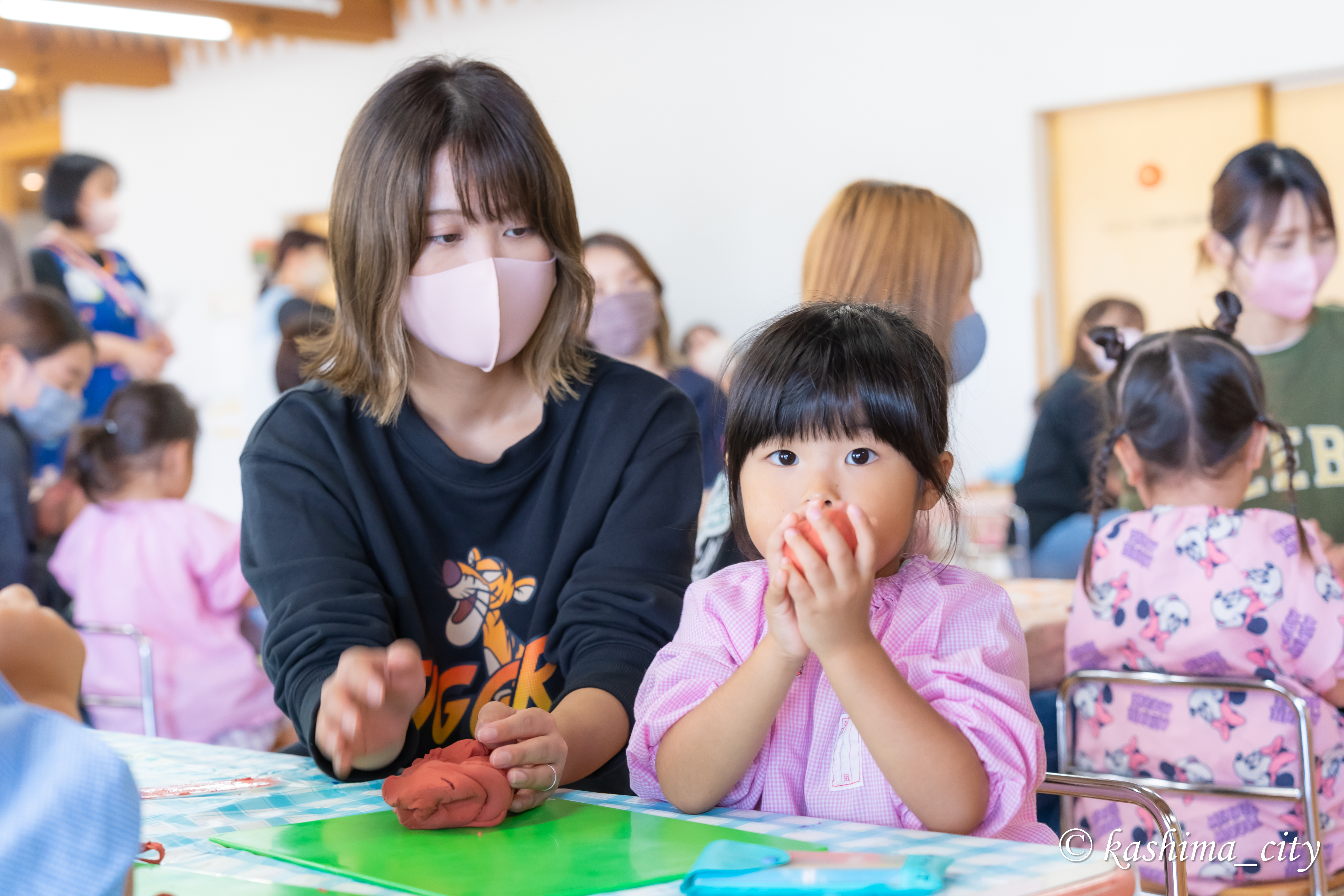 粘土をこねる女の子