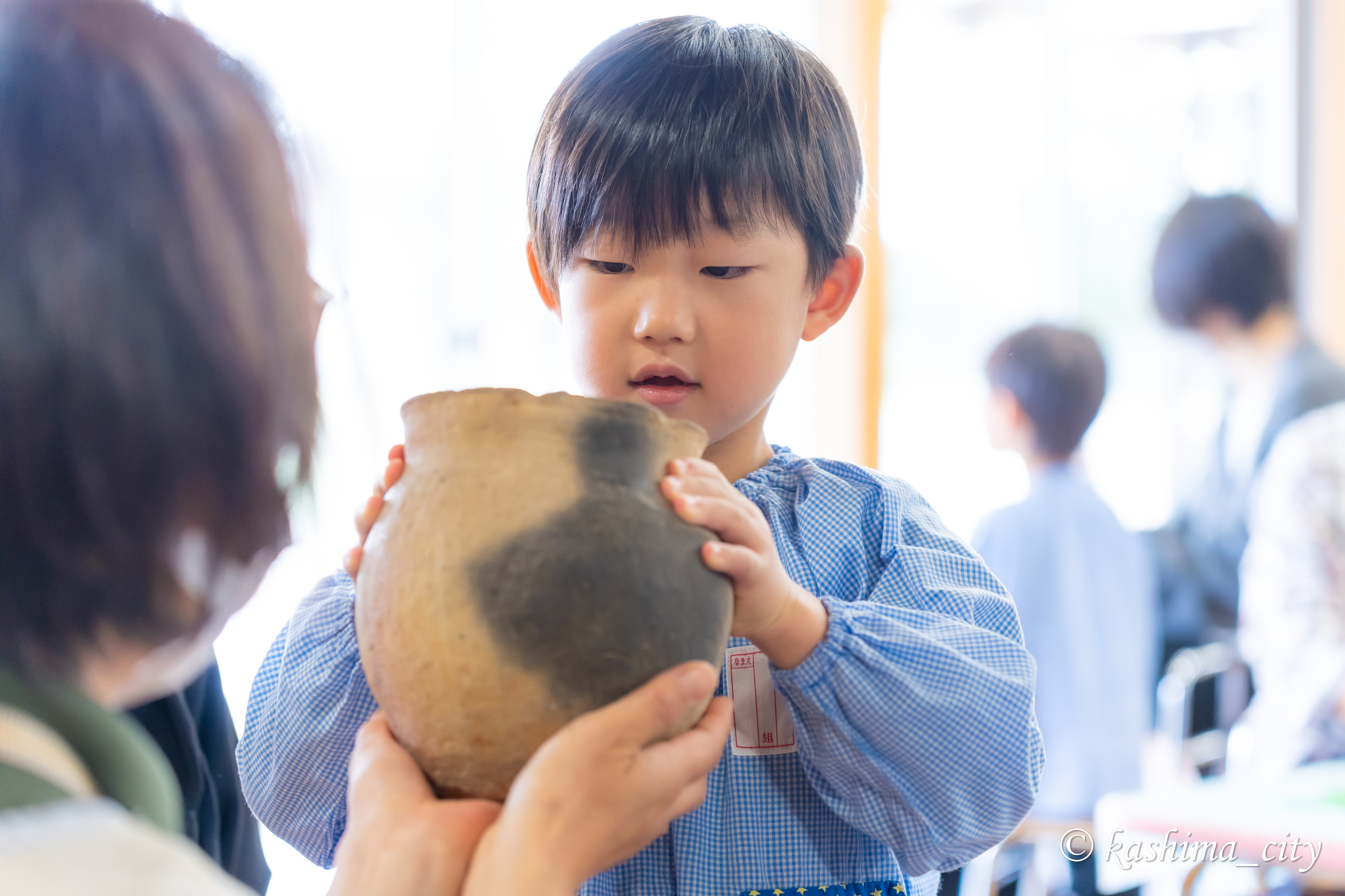 土器に触れる男の子