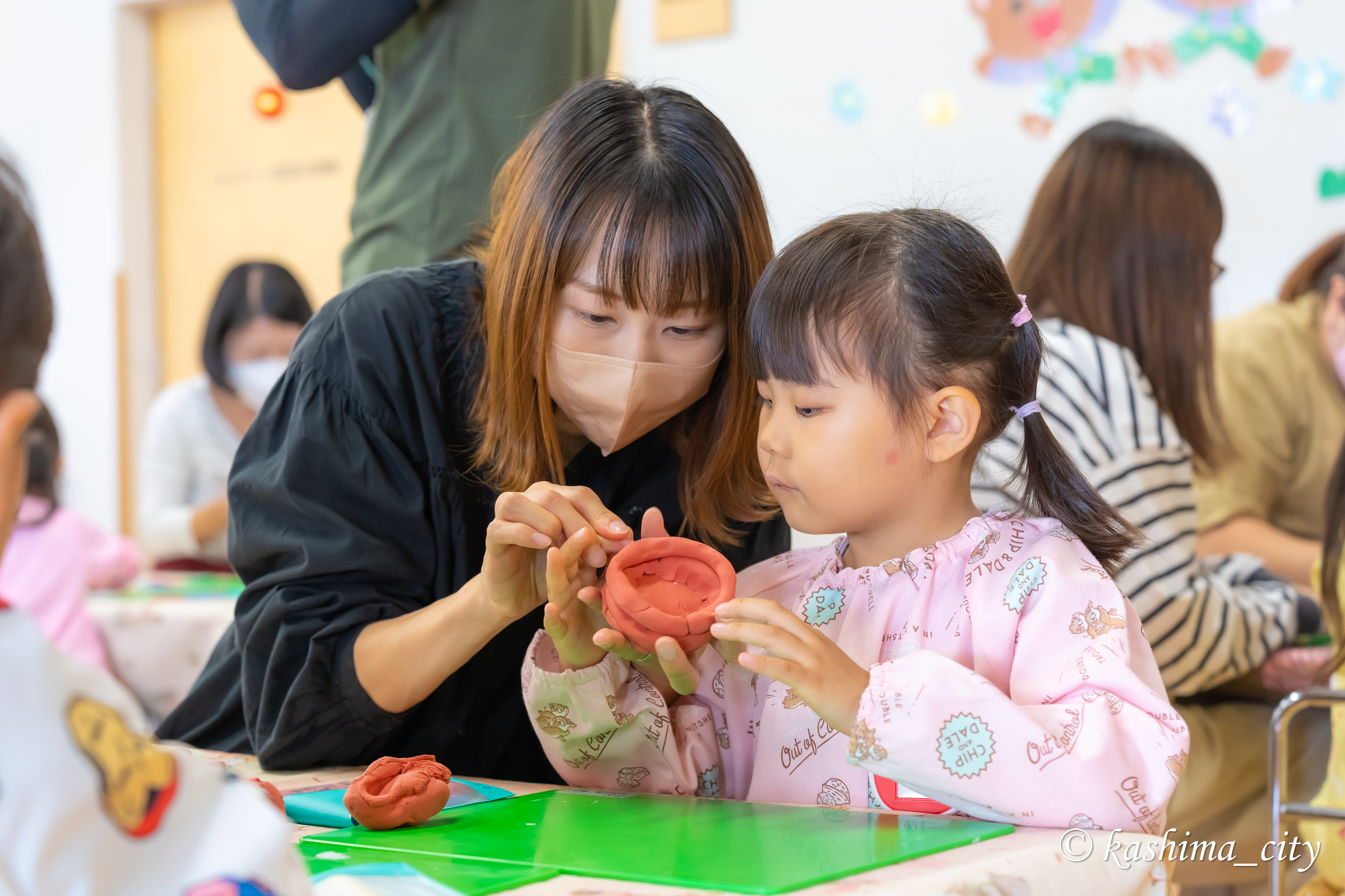 親子で縄文土器を作る様子