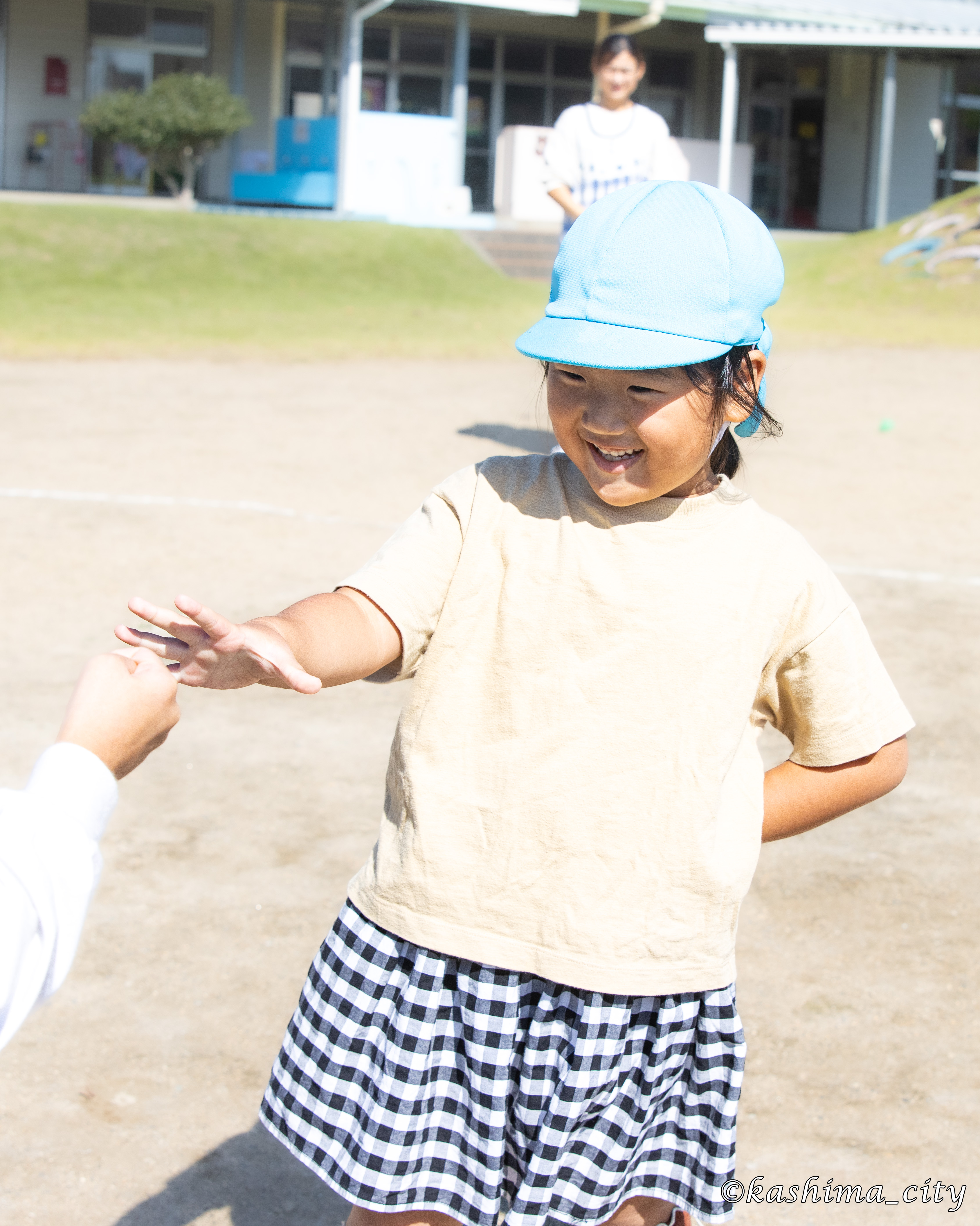 じゃんけんをする子供