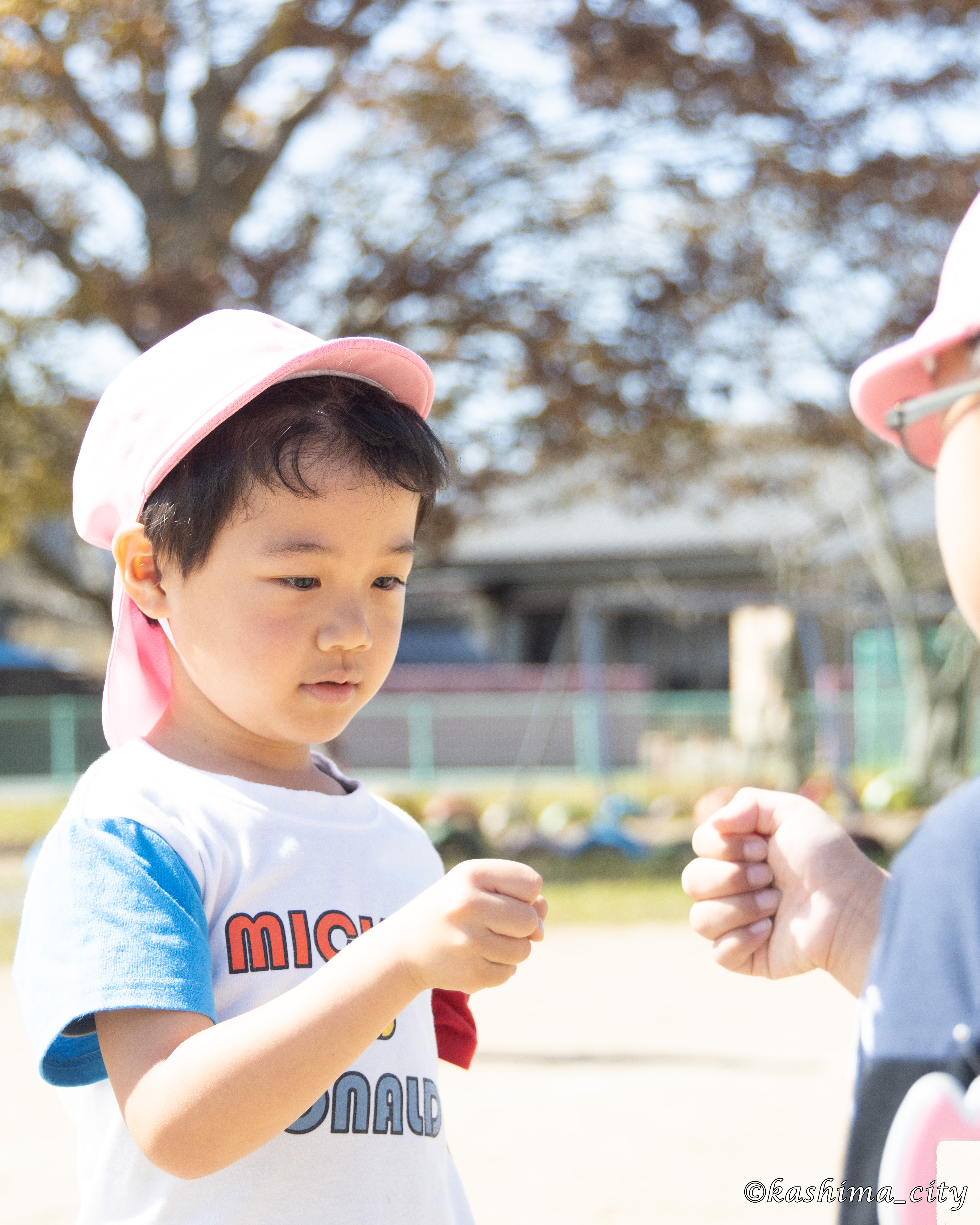 じゃんけんをする子供