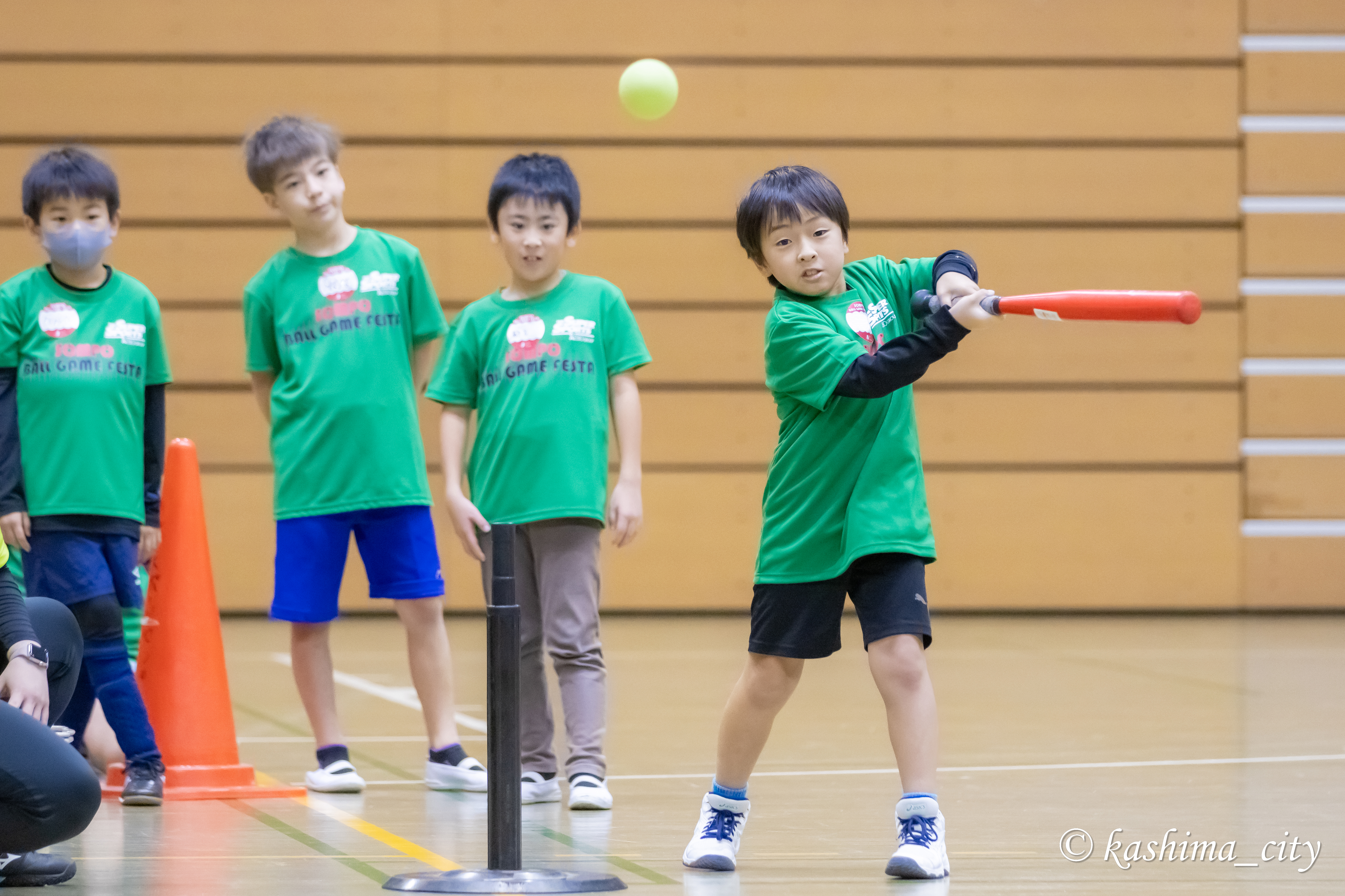 ティーバッティングする男の子